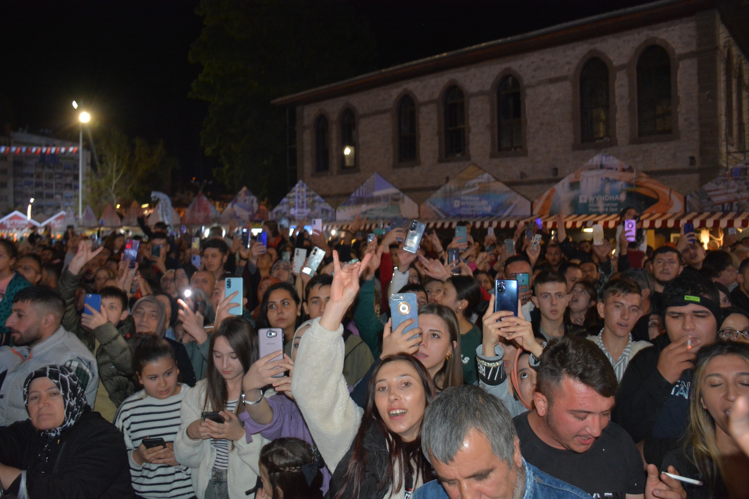 ALİ KINIK SEVENLERİNE UNUTULMAZ BİR GECE YAŞATTI