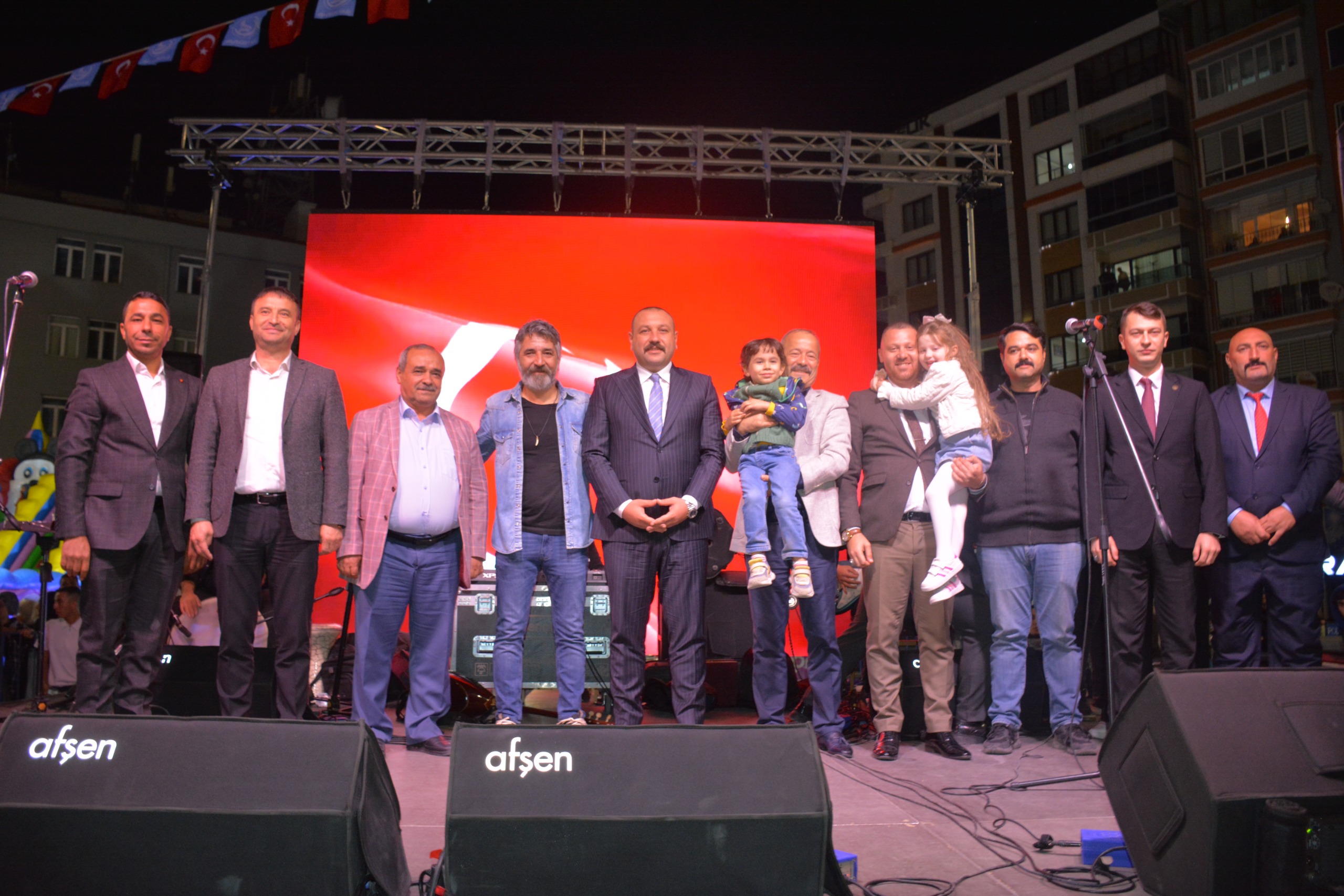 ALİ KINIK SEVENLERİNE UNUTULMAZ BİR GECE YAŞATTI
