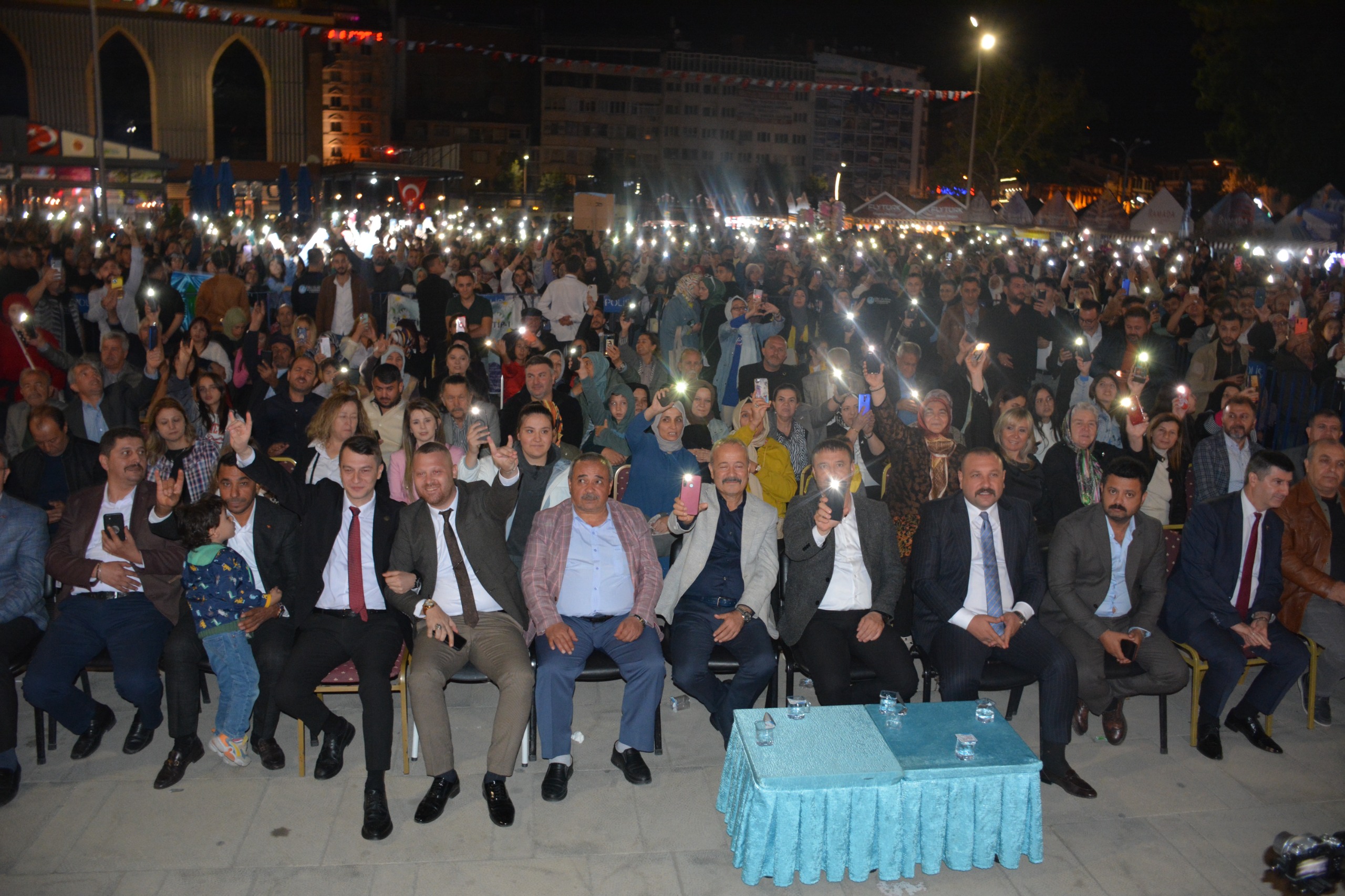 ALİ KINIK SEVENLERİNE UNUTULMAZ BİR GECE YAŞATTI