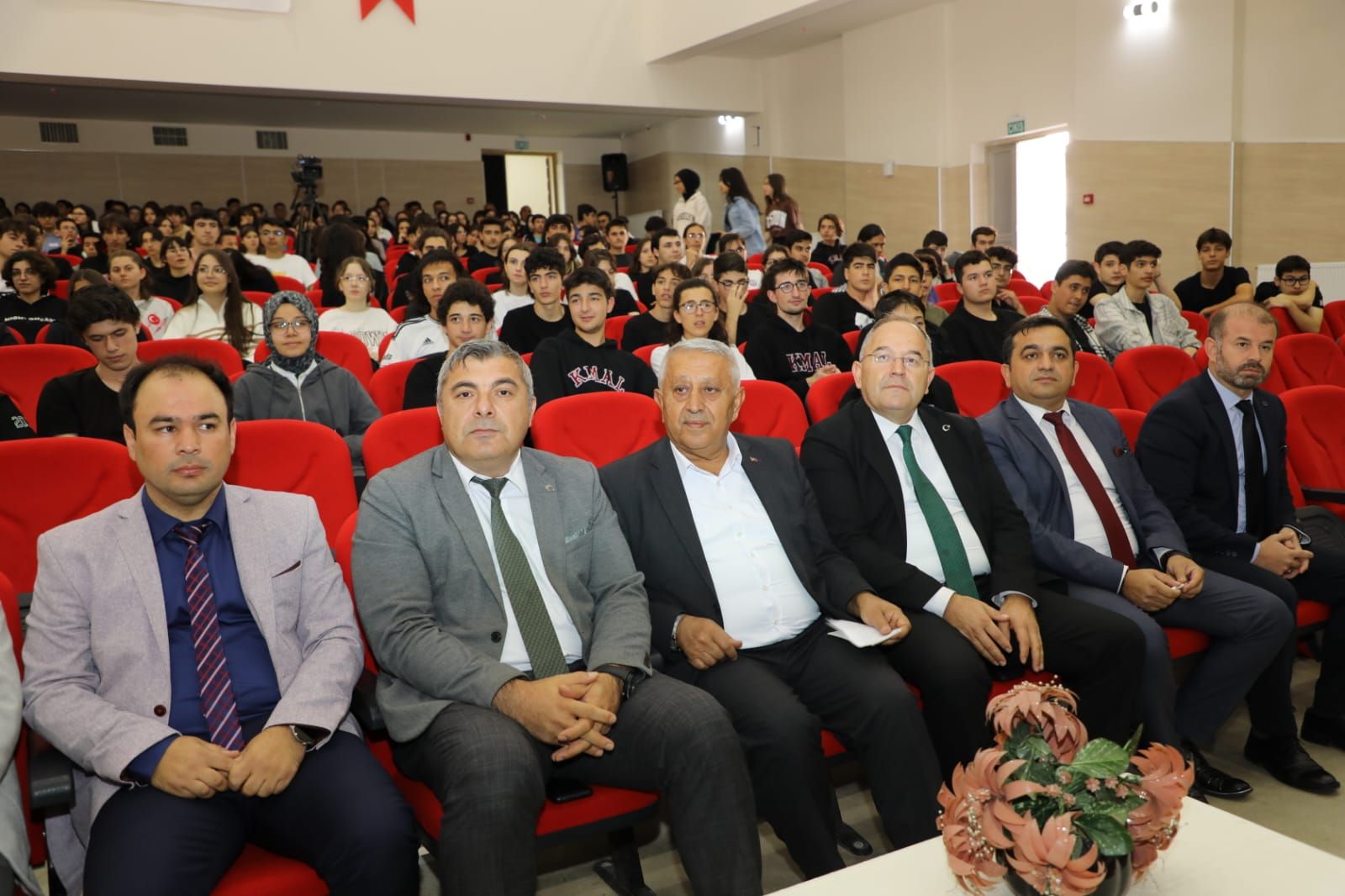 BAŞKAN ZEYBEK LİSE ÖĞRENCİLERİ İLE SÖYLEŞİYE KATILDI