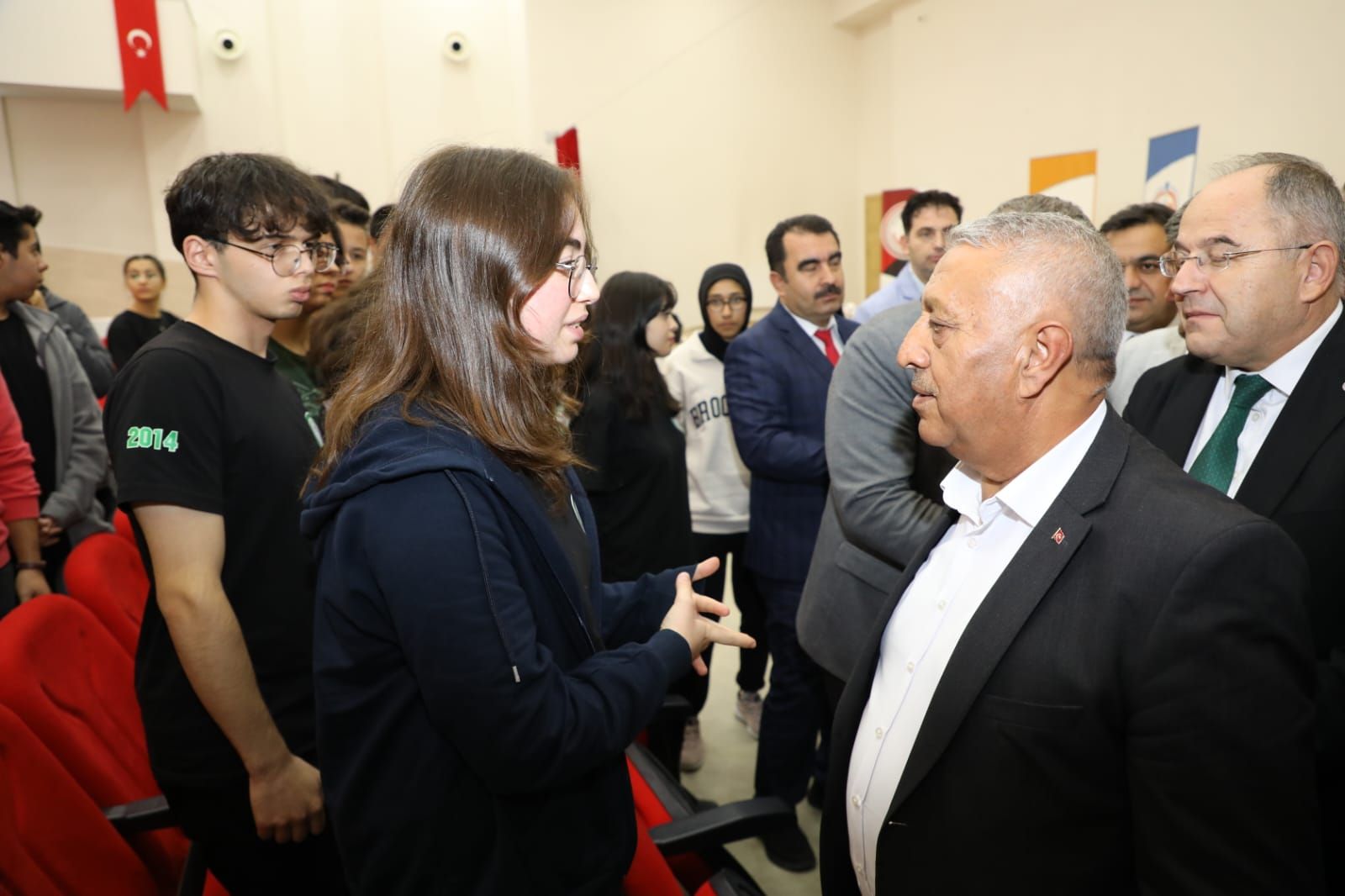 BAŞKAN ZEYBEK LİSE ÖĞRENCİLERİ İLE SÖYLEŞİYE KATILDI