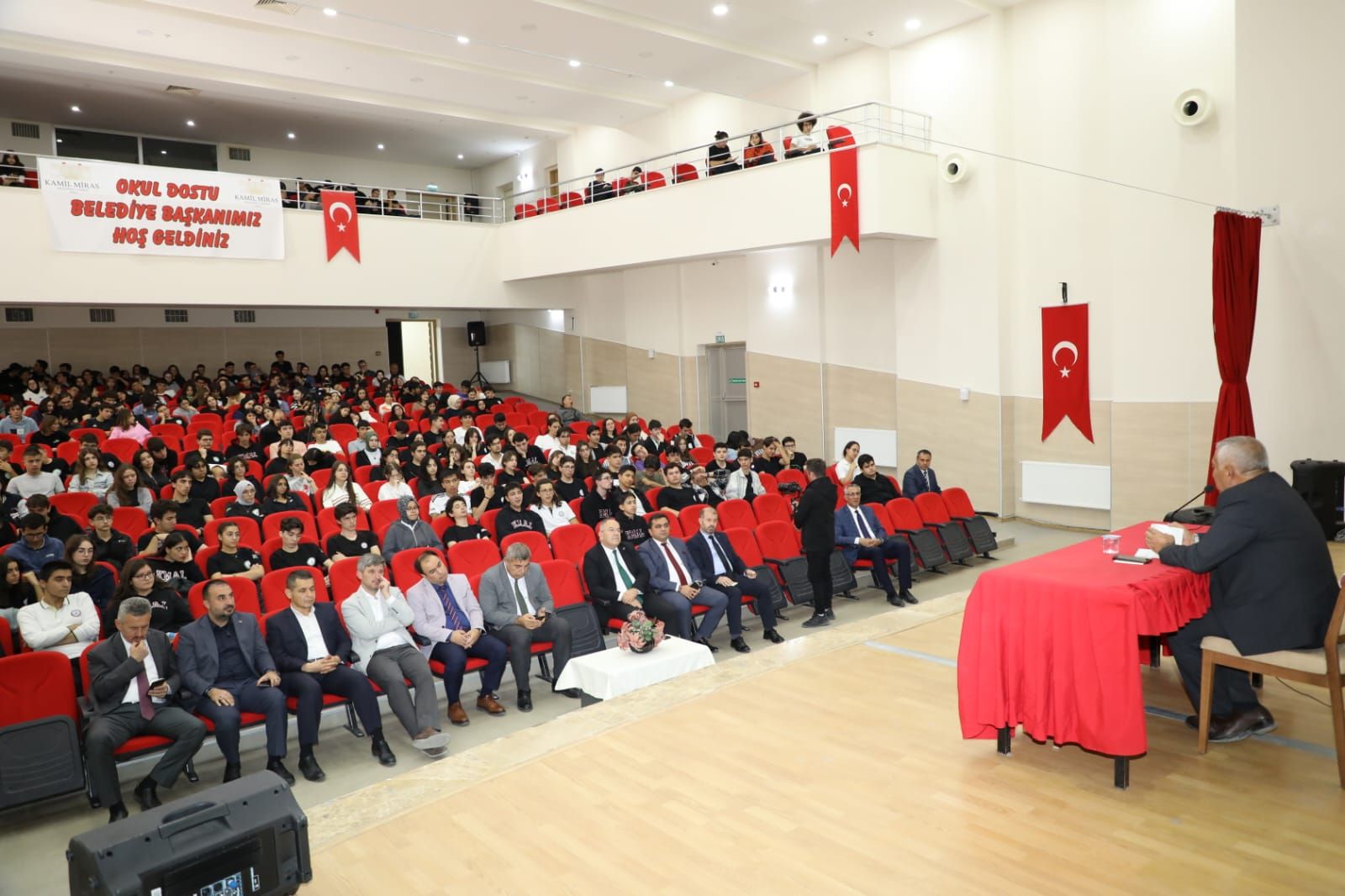 BAŞKAN ZEYBEK LİSE ÖĞRENCİLERİ İLE SÖYLEŞİYE KATILDI