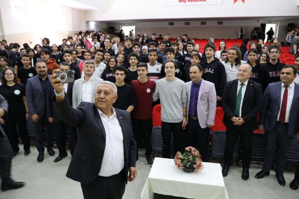 BAŞKAN ZEYBEK LİSE ÖĞRENCİLERİ İLE SÖYLEŞİYE KATILDI