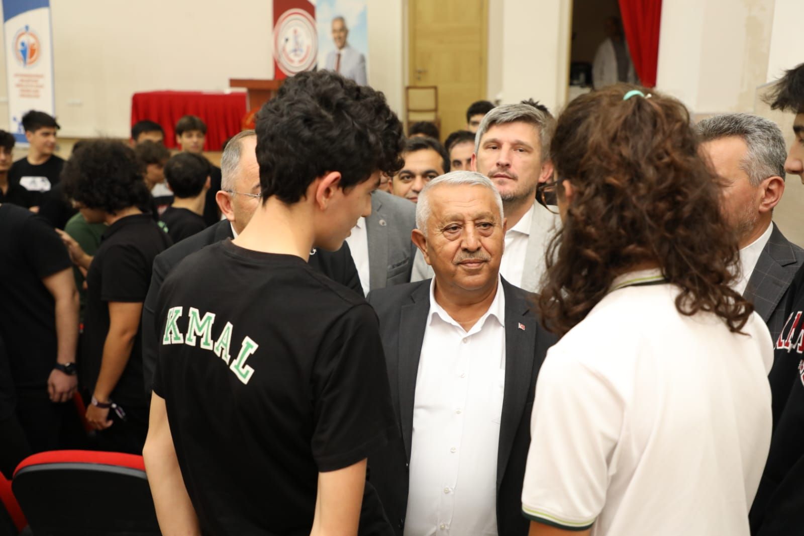 BAŞKAN ZEYBEK LİSE ÖĞRENCİLERİ İLE SÖYLEŞİYE KATILDI