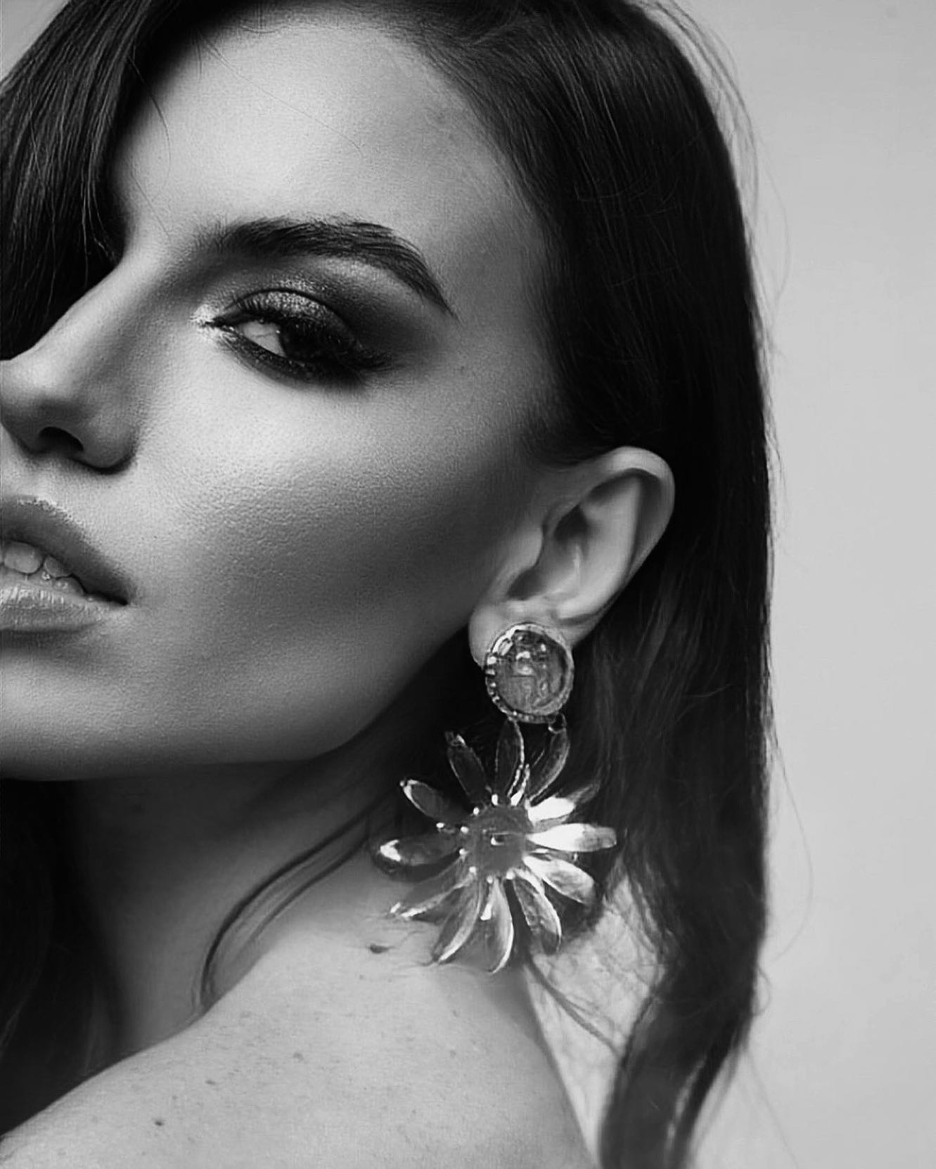İKONİK GÜZEL “DİLARA KIRMIT”