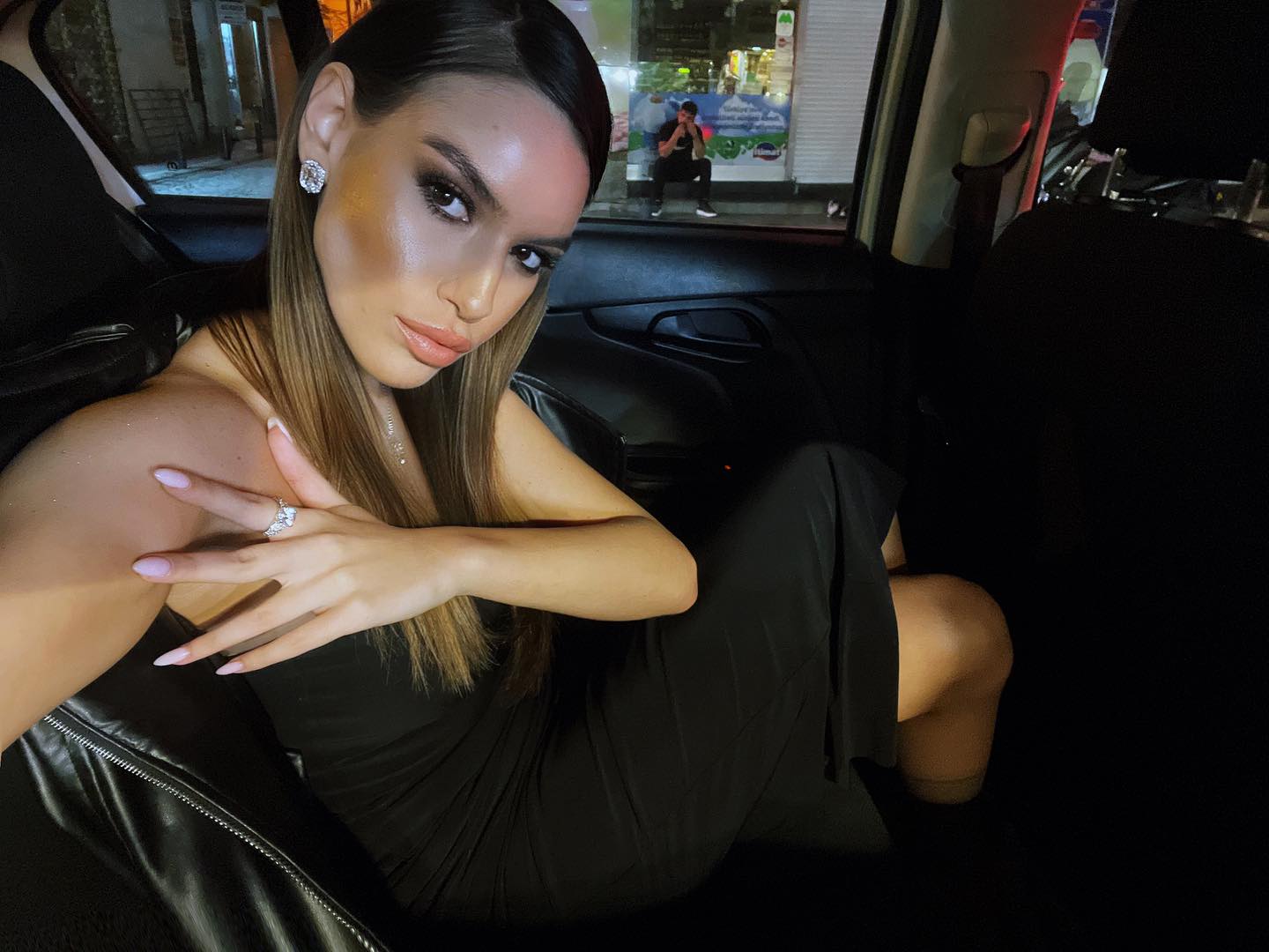 İKONİK GÜZEL “DİLARA KIRMIT”