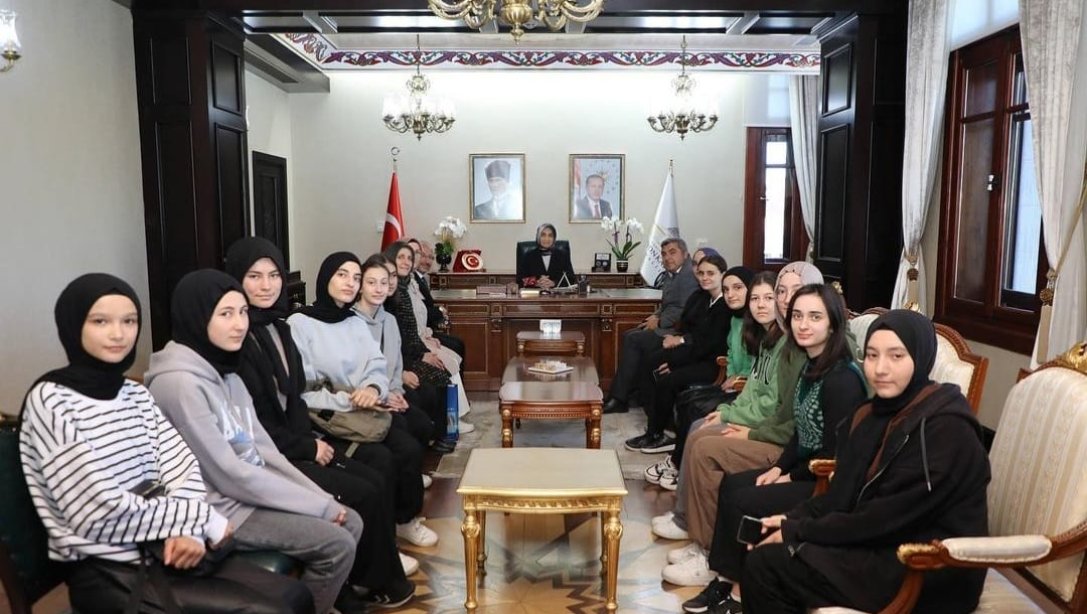 GENÇ SEYYAHLAR VALİ YİĞİTBAŞI’NI ZİYARET ETTİ