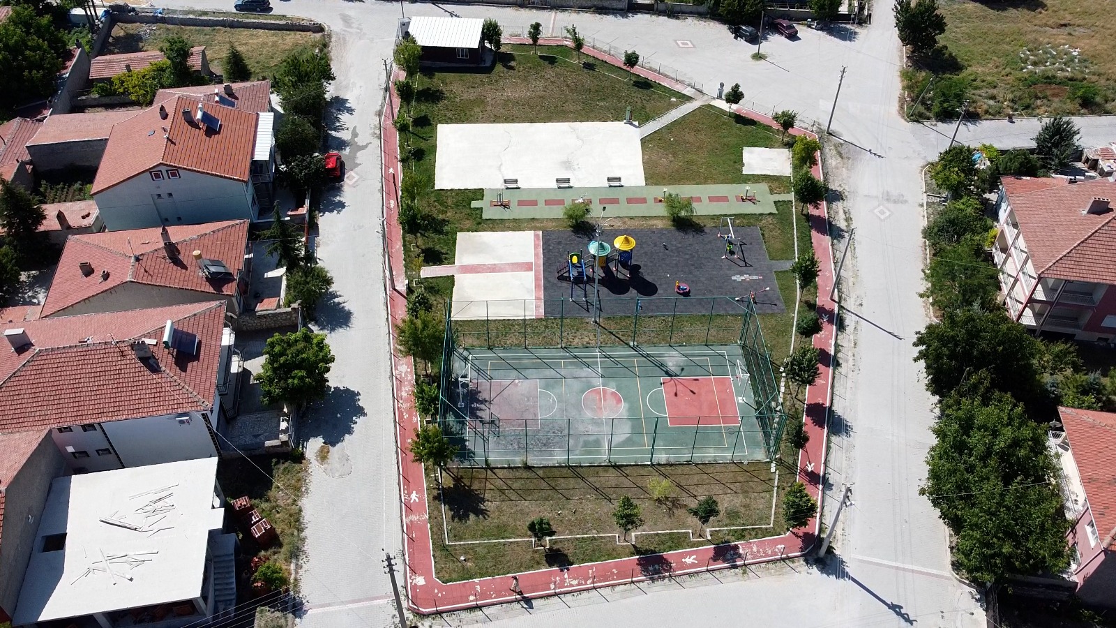 EMİRDAĞ BELEDİYESİ'NDEN YEŞİL ALAN VE PARK ATAĞI