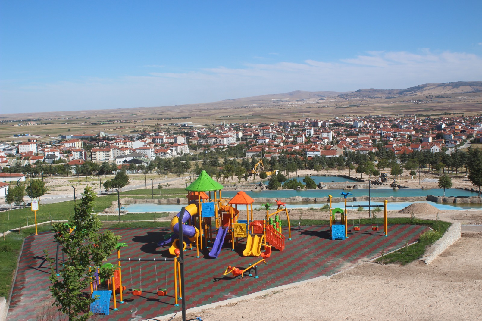 EMİRDAĞ BELEDİYESİ'NDEN YEŞİL ALAN VE PARK ATAĞI