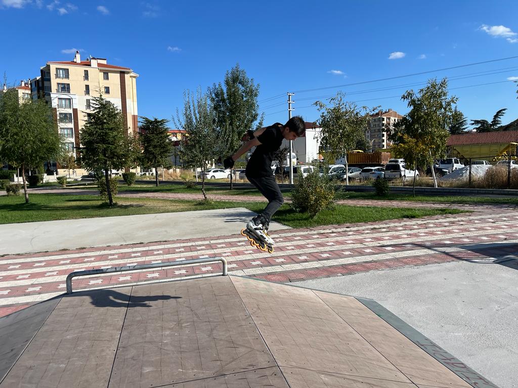 İLERİDE HOKEY OLMAK İSTİYOR