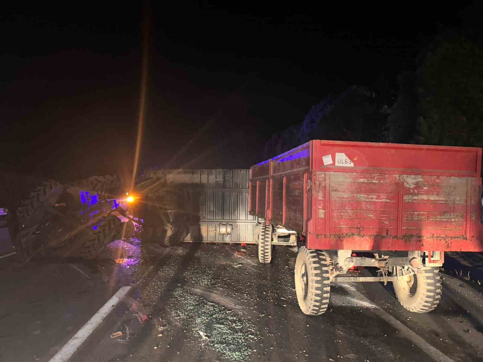TRAKTÖR İLE OTOMOBİL ÇARPIŞTI