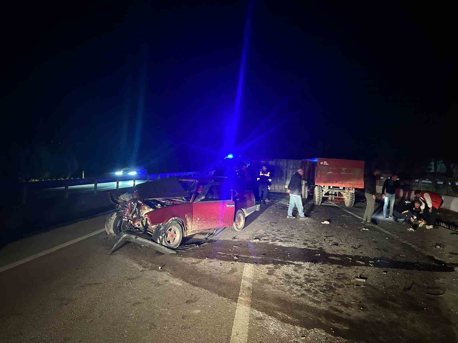 TRAKTÖR İLE OTOMOBİL ÇARPIŞTI