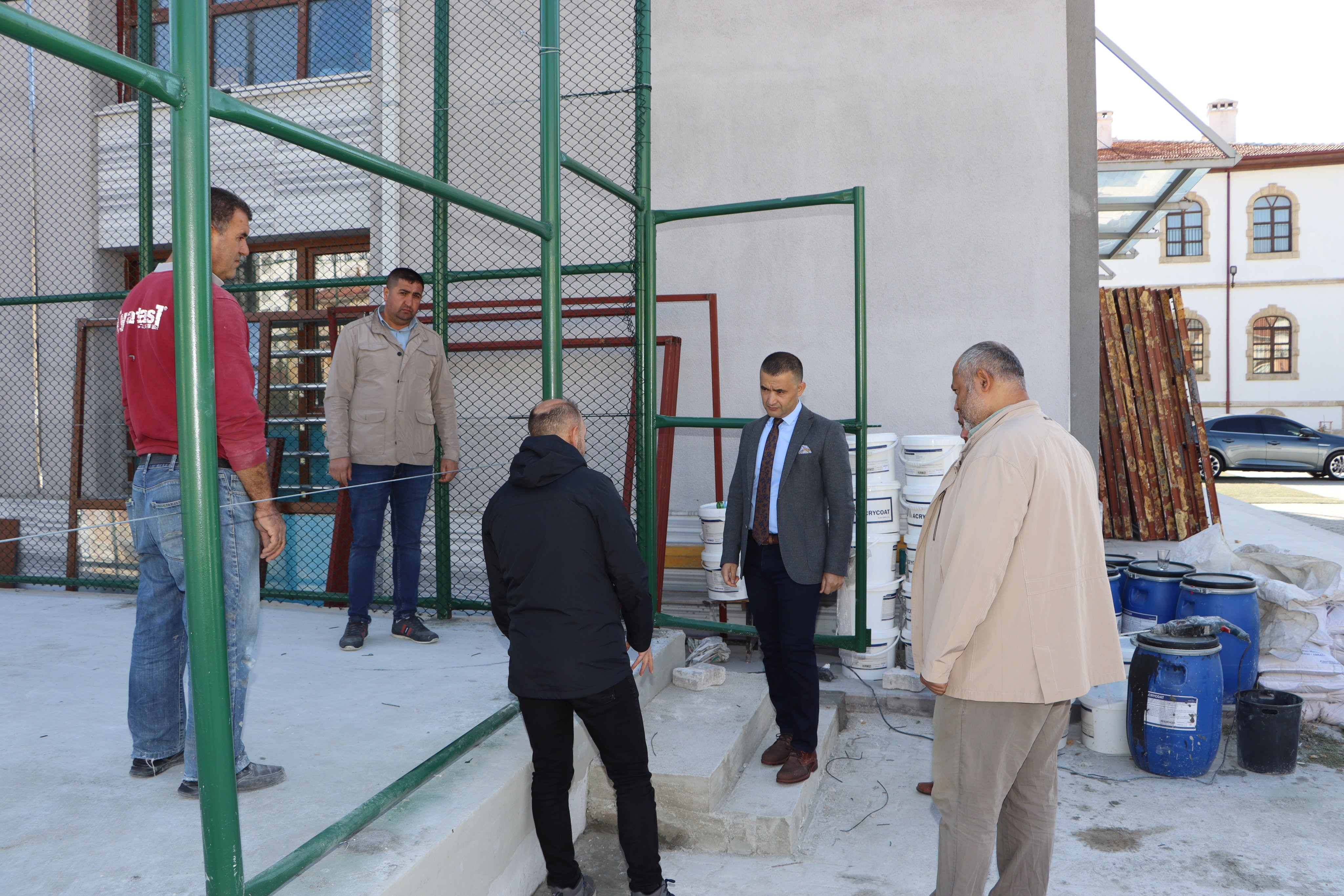 MUSTAFA ÇEKİÇ ORTAOKULU’NDA TADİLAT ÇALIŞMALARI DEVAM EDİYOR