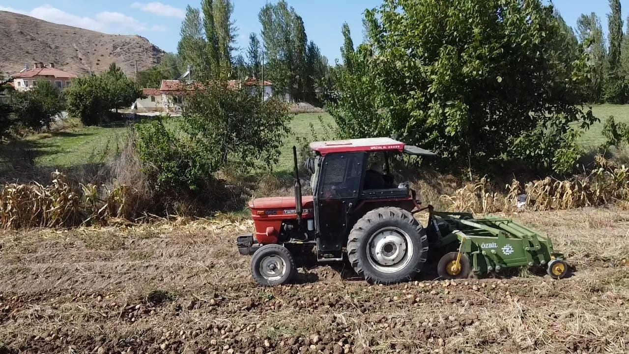 ‘AGRİA’ CİNSİ PATATESTE HASAT BAŞLADI