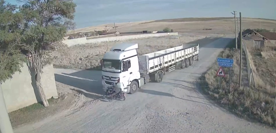 TIRIN MOTOSİKLETE ÇARPIP SÜRÜKLEDİĞİ ANLAR GÜVENLİK KAMERASINDA