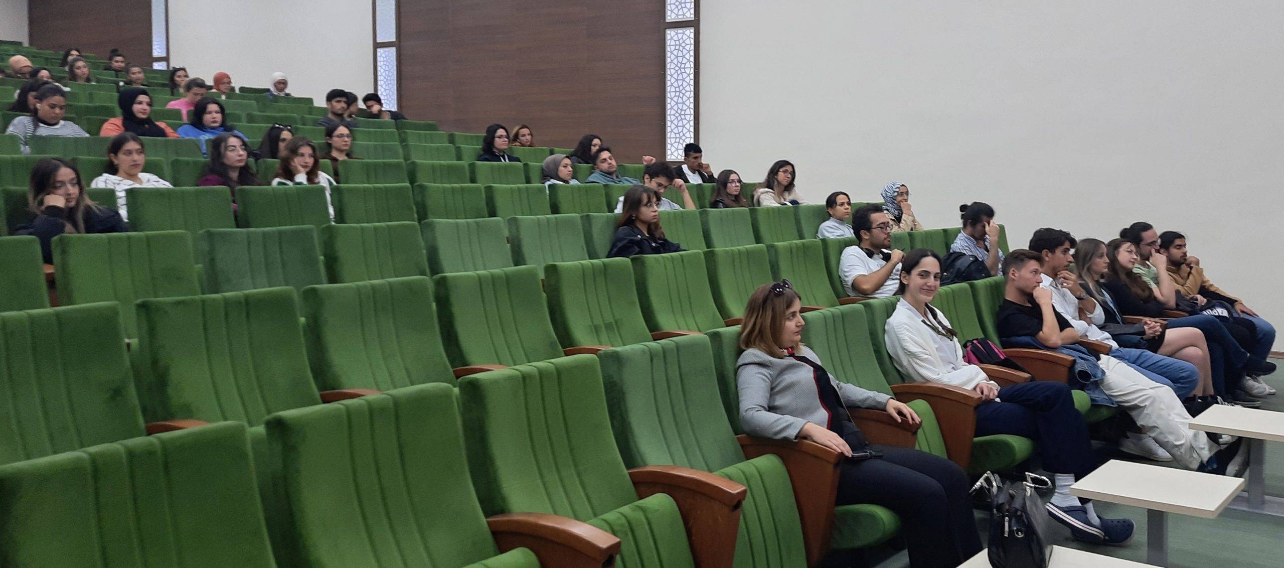 AFSÜ ÖĞRENCİLERİ YURTDIŞI TECRÜBELERİNİ PAYLAŞTI