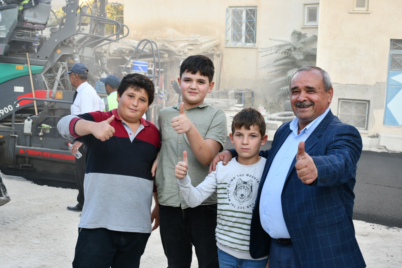 İSCEHİSAR’DA ASFALT ÇALIŞMALARI SÜRÜYOR