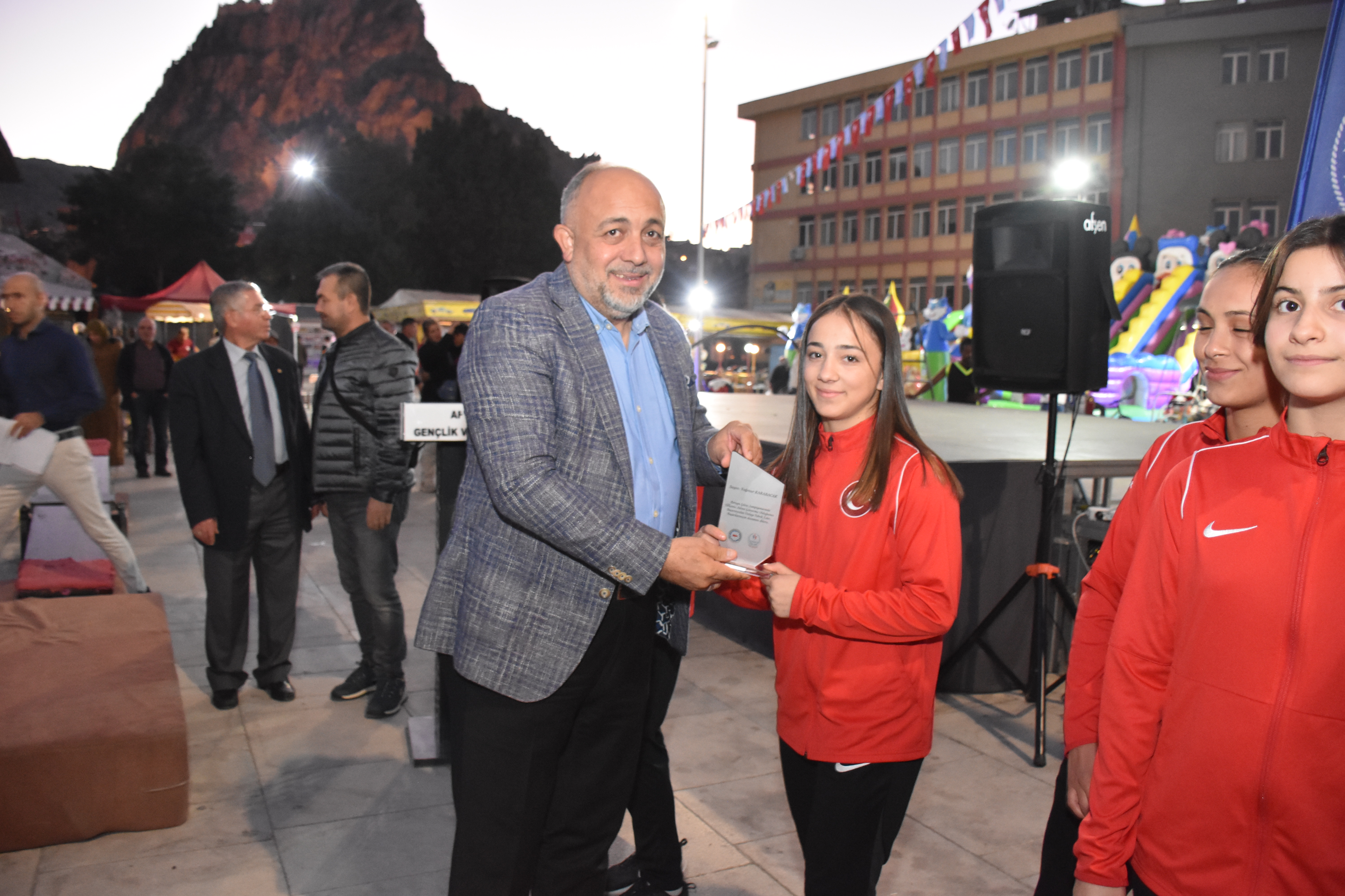 AFYON'DA AMATÖR SPOR HAFTASI COŞKUYLA KUTLANDI
