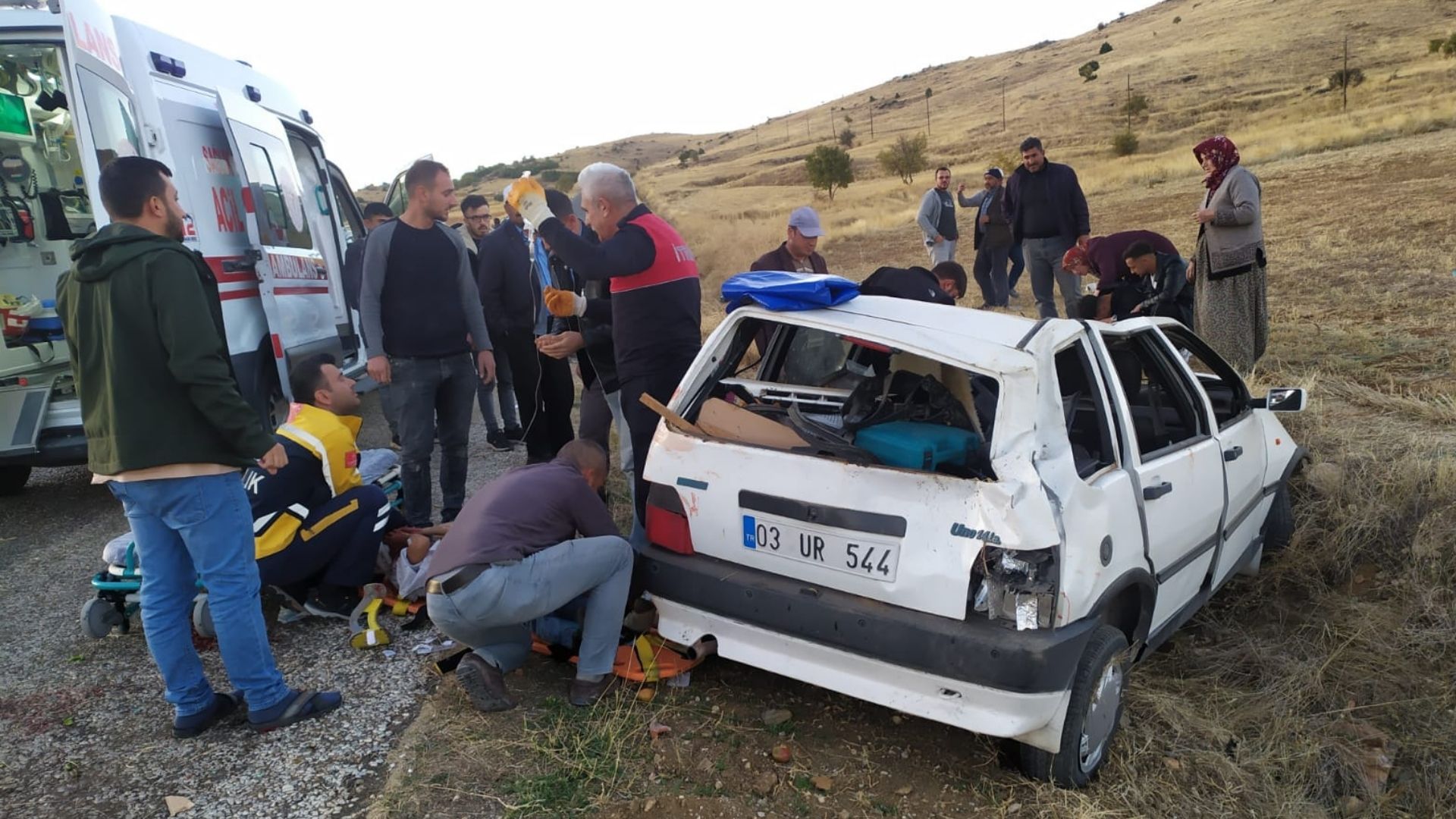 AFYON'DA BİR OTOMOBİL ŞARAMPOLE DEVRİLDİ