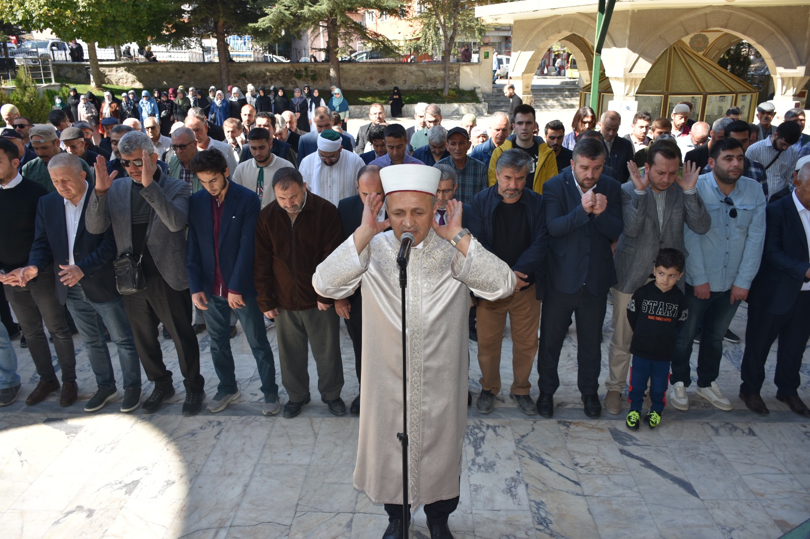 FİLİSTİN'DE HAYATINI KAYBEDENLER İÇİN GIYABİ CENAZE NAMAZI KILINDI