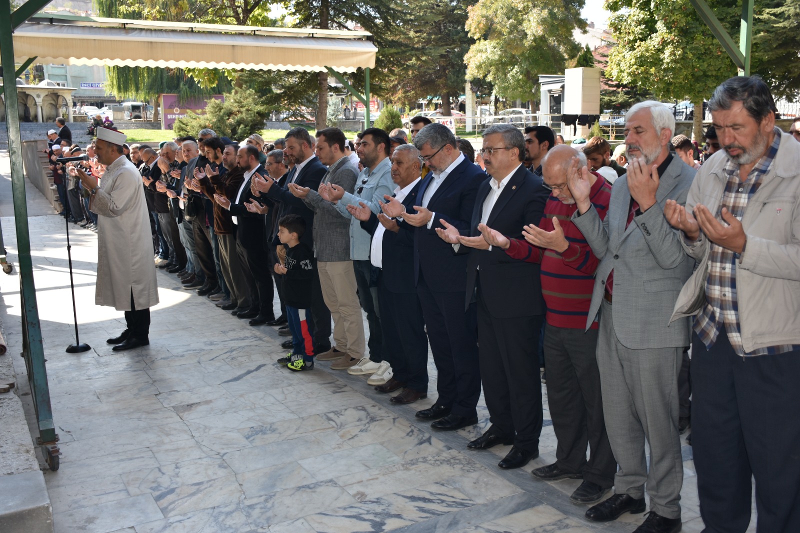 FİLİSTİN'DE HAYATINI KAYBEDENLER İÇİN GIYABİ CENAZE NAMAZI KILINDI