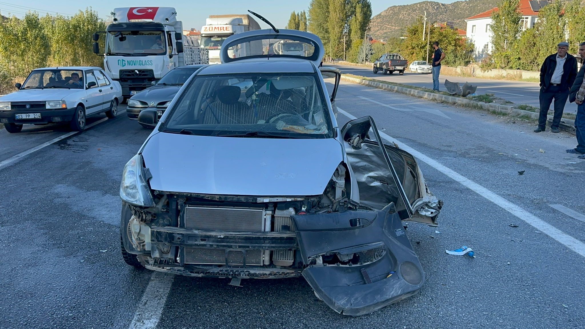 KAMYONET İLE OTOMOBİLİN ÇARPIŞTIĞI KAZADA 5 KİŞİ YARALANDI