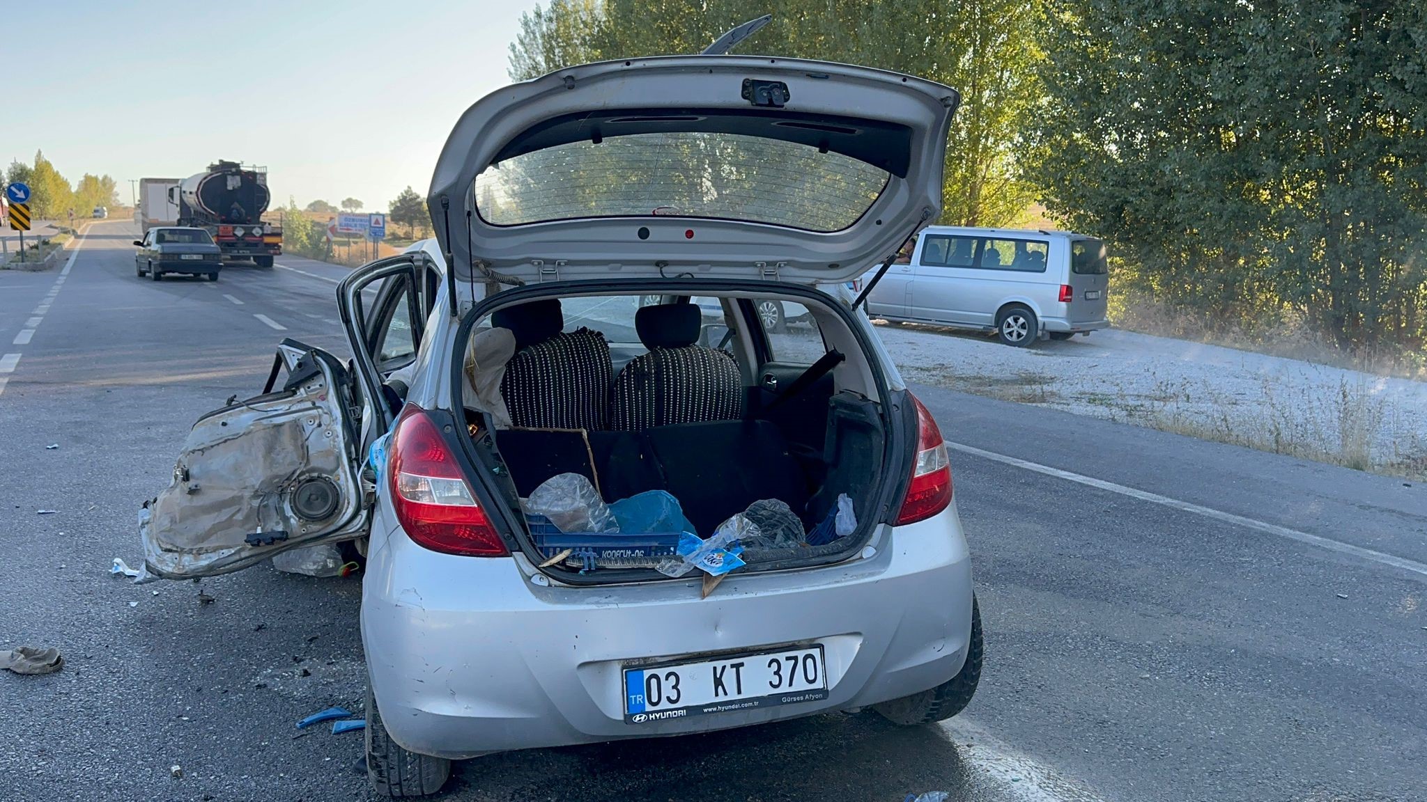 KAMYONET İLE OTOMOBİLİN ÇARPIŞTIĞI KAZADA 5 KİŞİ YARALANDI
