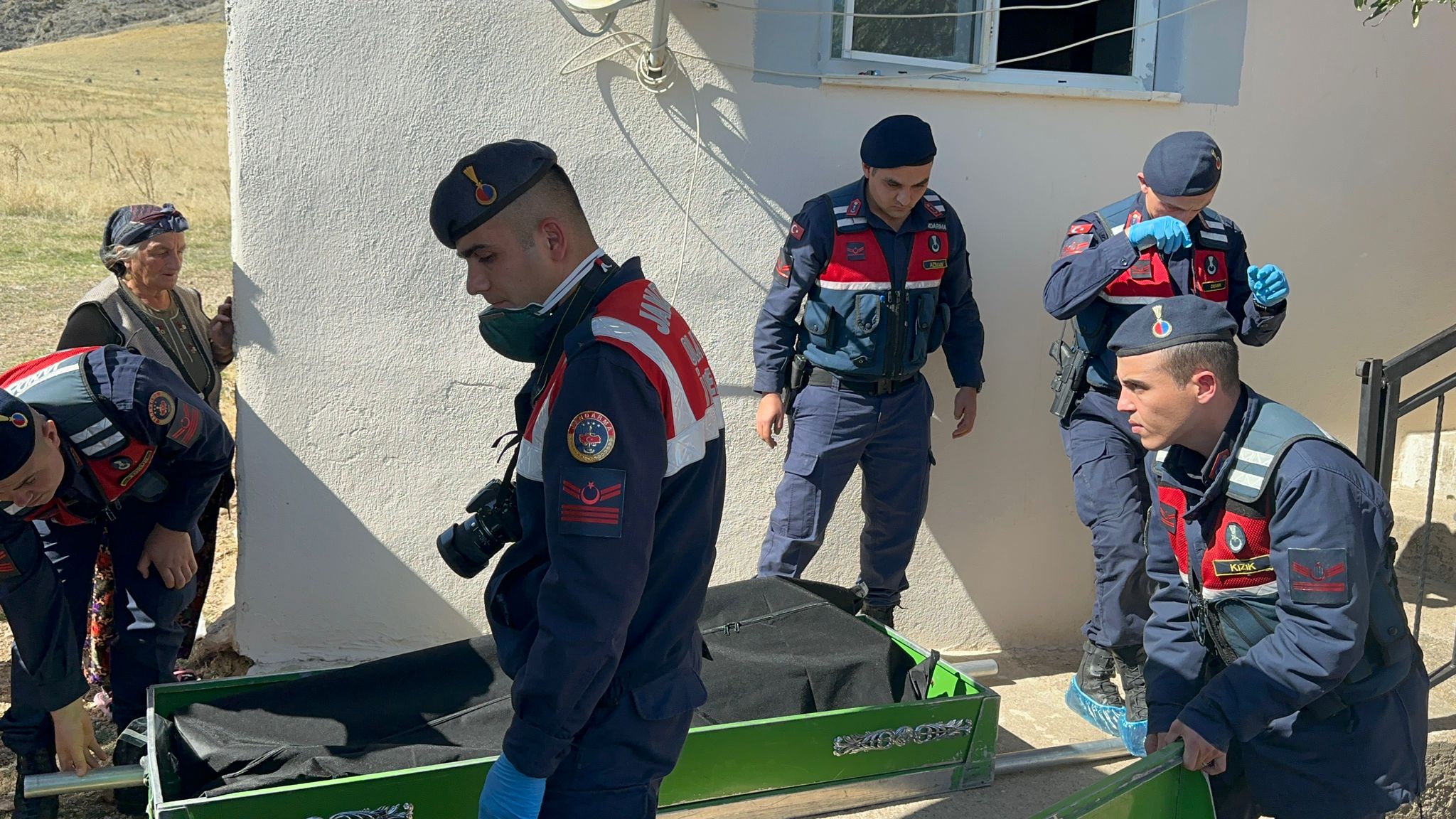 47 YAŞINDAKİ ADAMIN CANSIZ BEDENİNİ KIZI BULDU