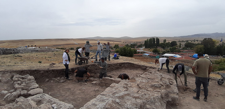 AFYON'DA ARKEOLOJİK KAZILARDA BİNLERCE YILLIK TARİHİN İZLERİ ORTAYA ÇIKIYOR