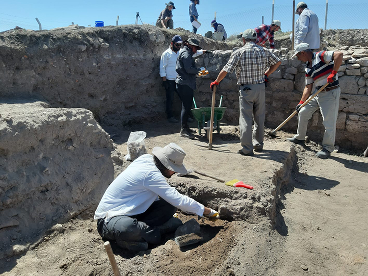 AFYON'DA ARKEOLOJİK KAZILARDA BİNLERCE YILLIK TARİHİN İZLERİ ORTAYA ÇIKIYOR