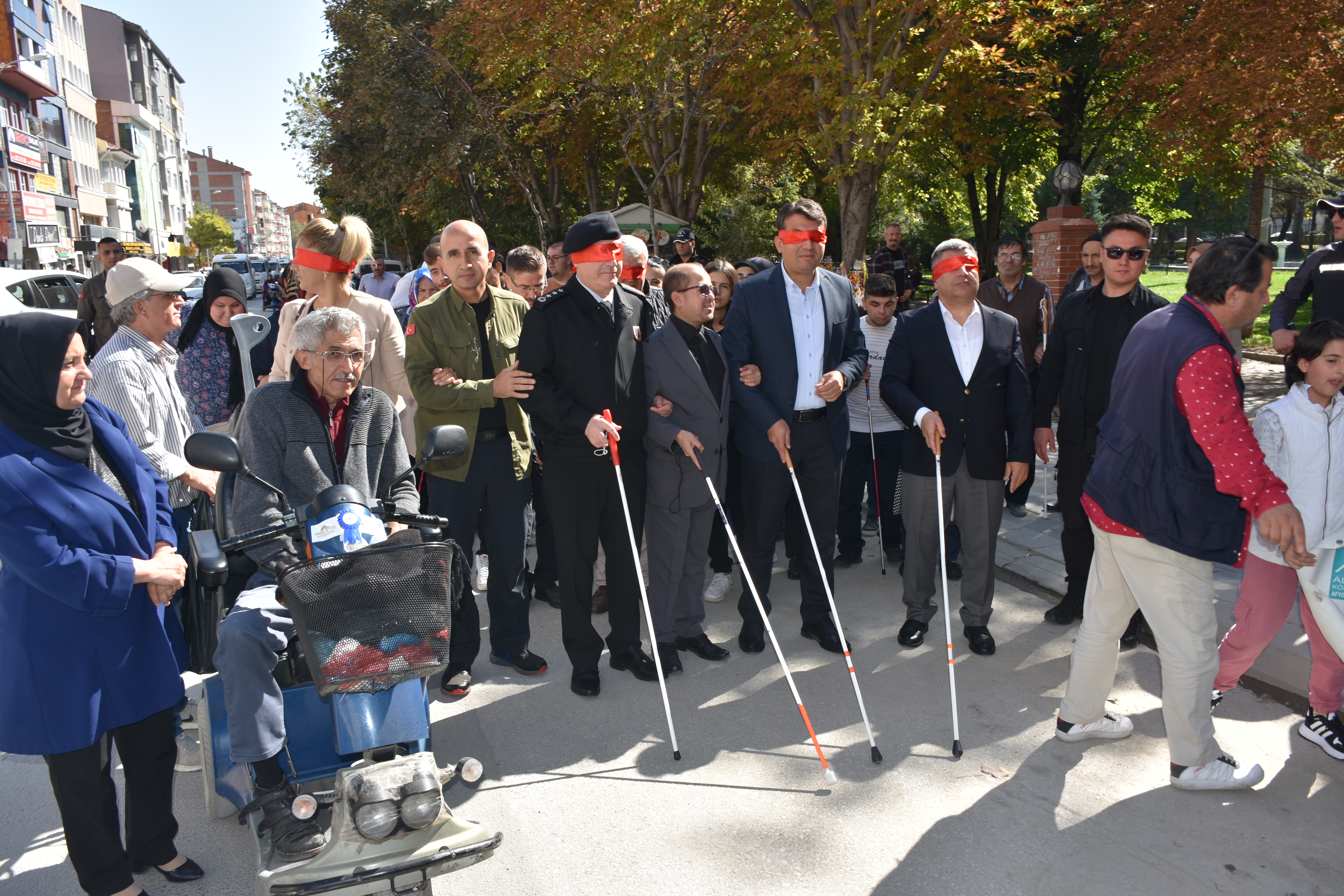 AFYON'DA GÖRME ENGELLİLER FARKINDALIK YÜRÜYÜŞÜ DÜZENLEDİ