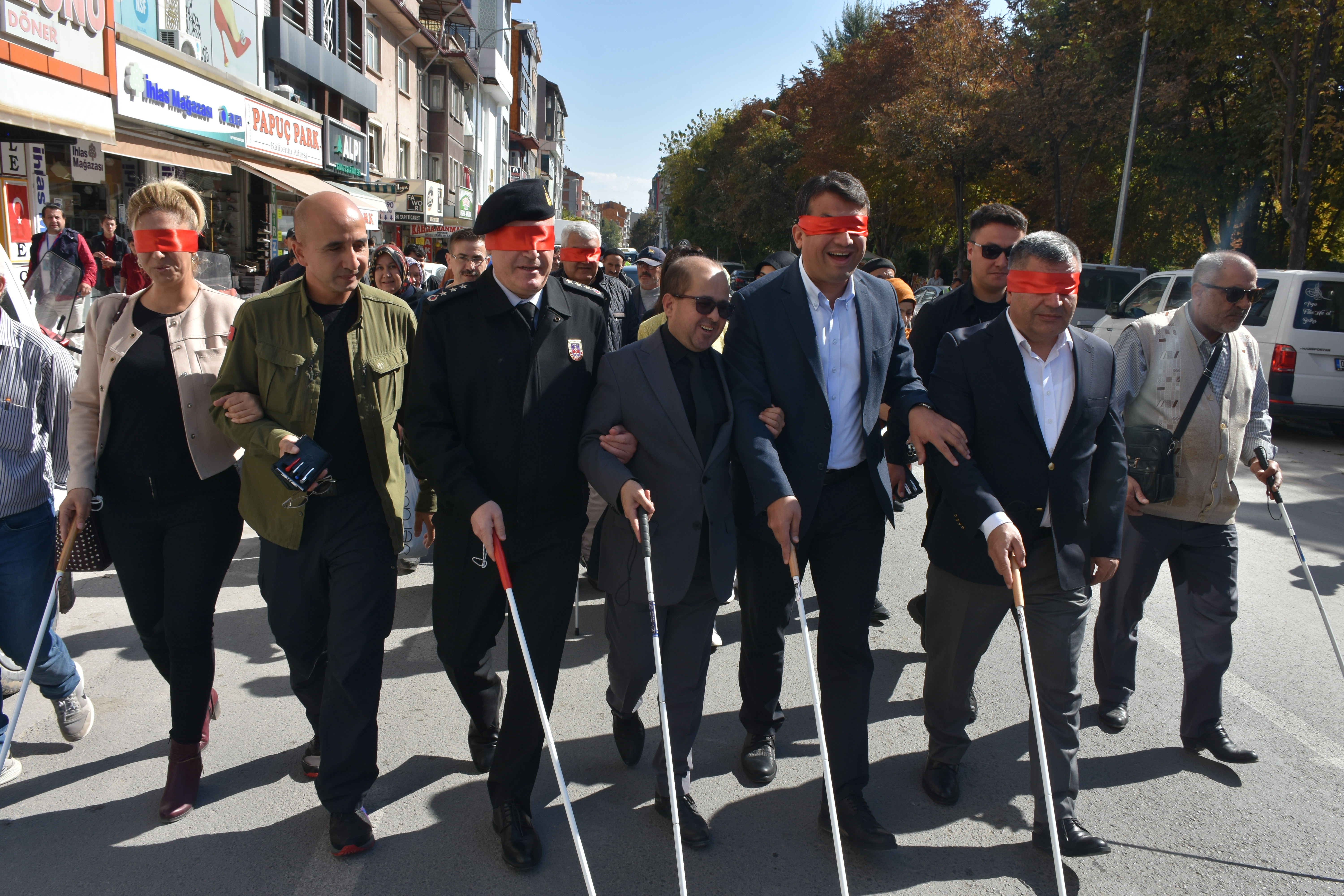 AFYON'DA GÖRME ENGELLİLER FARKINDALIK YÜRÜYÜŞÜ DÜZENLEDİ