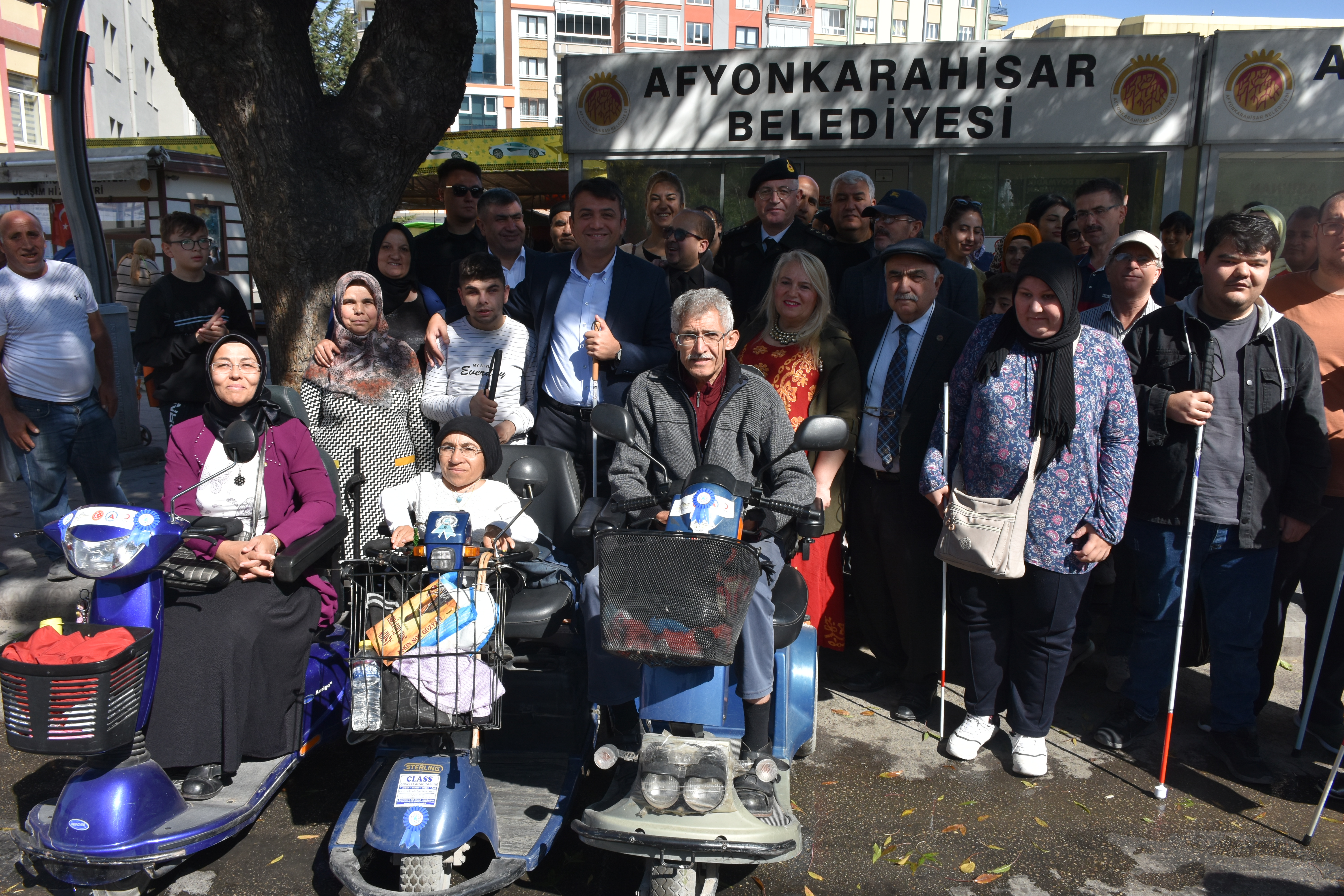 AFYON'DA GÖRME ENGELLİLER FARKINDALIK YÜRÜYÜŞÜ DÜZENLEDİ