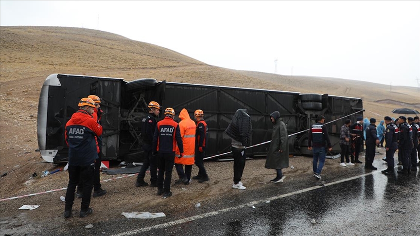 YOLCU OTOBÜSÜ DEVRİLDİ