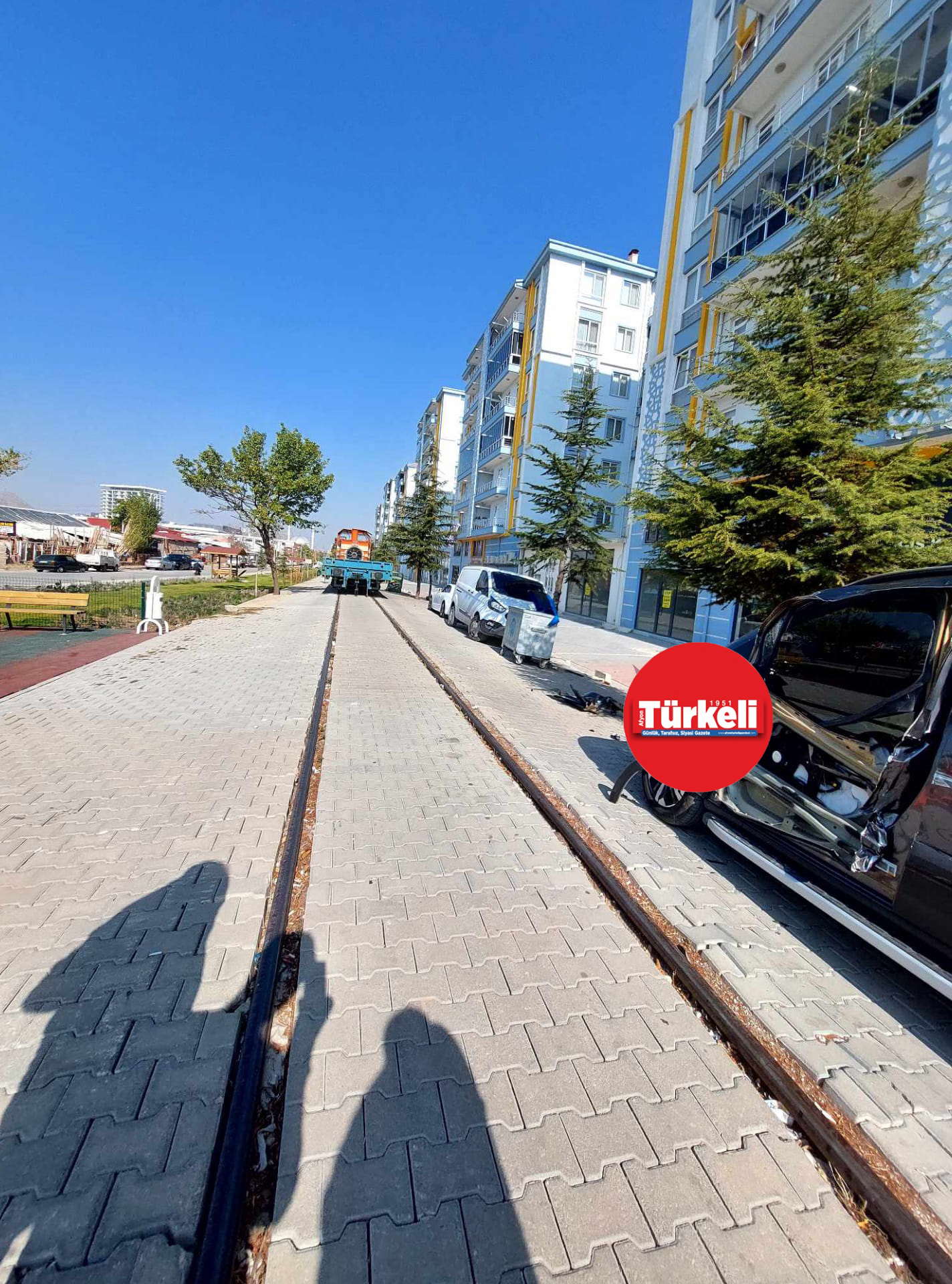 AFYON'DA OTOMOBİL TRENE ÇARPTI