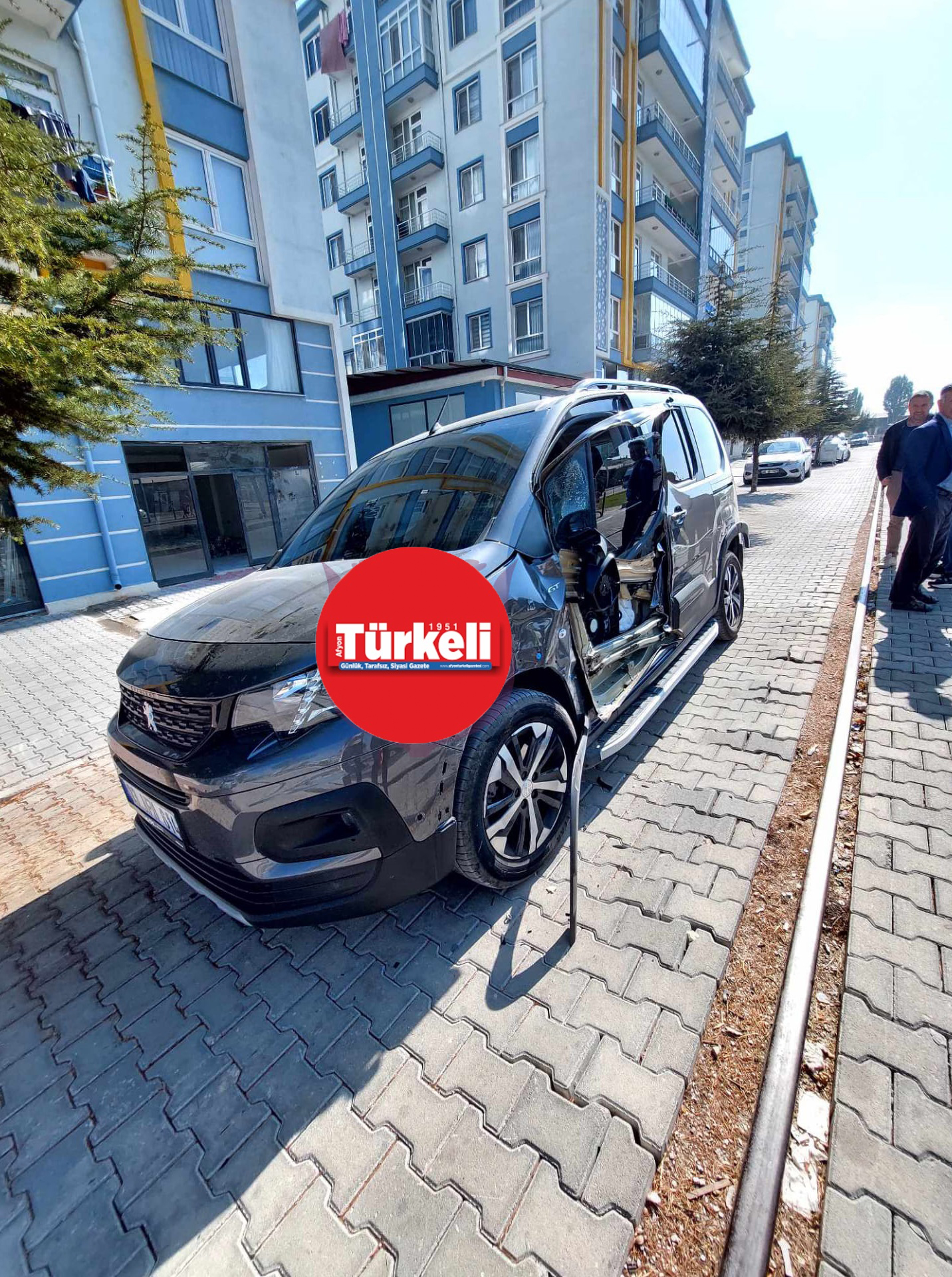AFYON'DA OTOMOBİL TRENE ÇARPTI