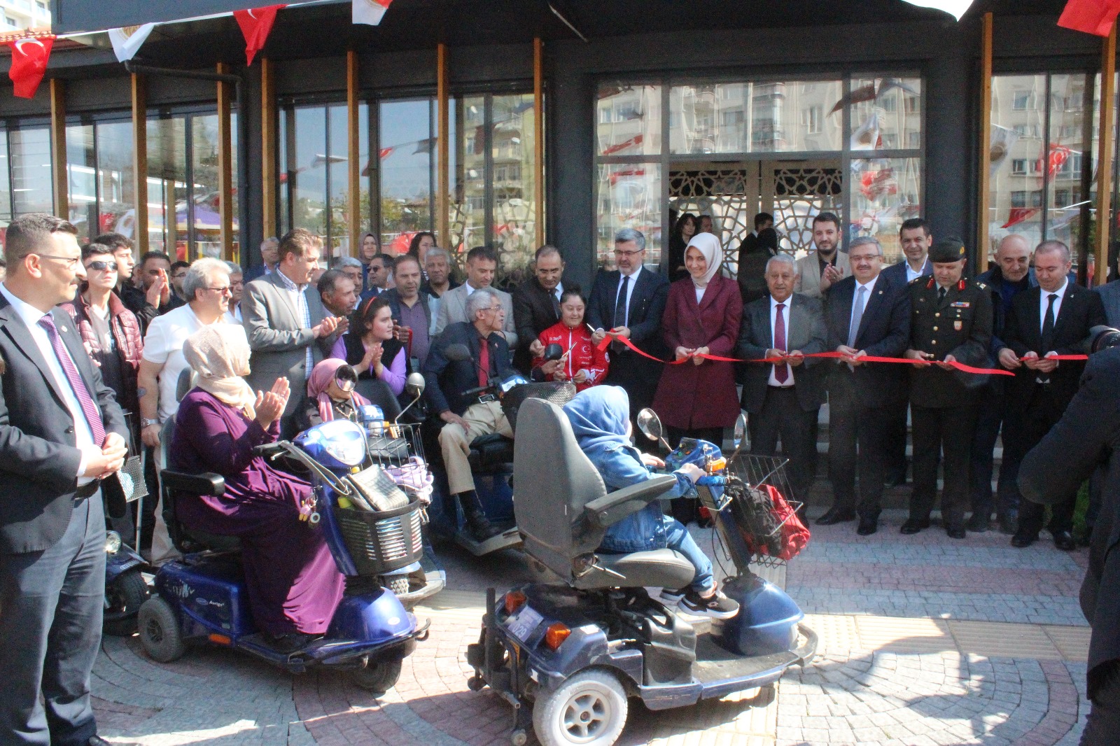 TESİSİN EN ÖNEMLİ ÖZELLİĞİ TERAPİ MERKEZİ OLMASI