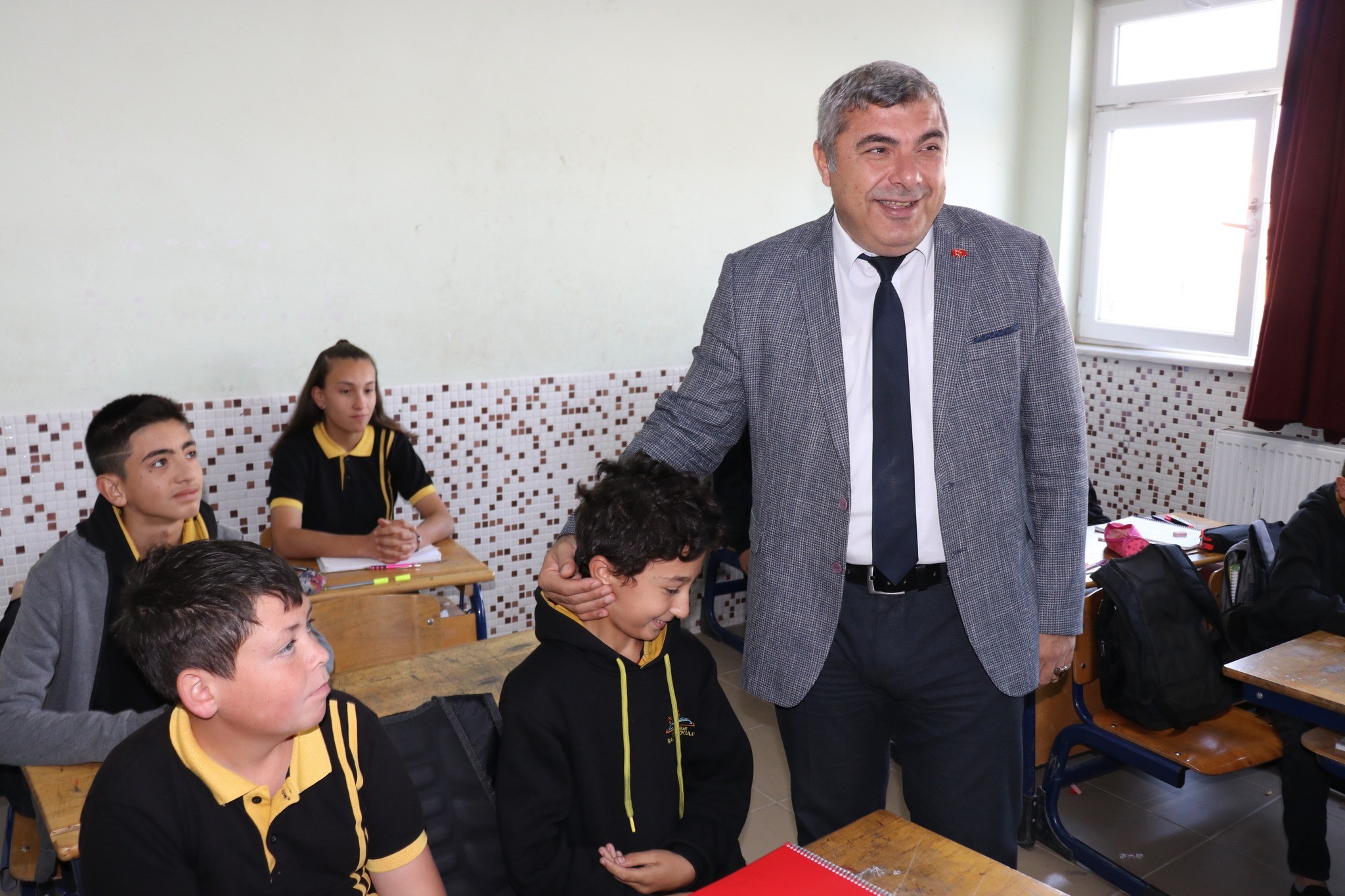 SÜNNETCİ ÖĞRENCİLERE 'KENDİNİZE HEDEF BELİRLEYİN' DİYE SESLENDİ