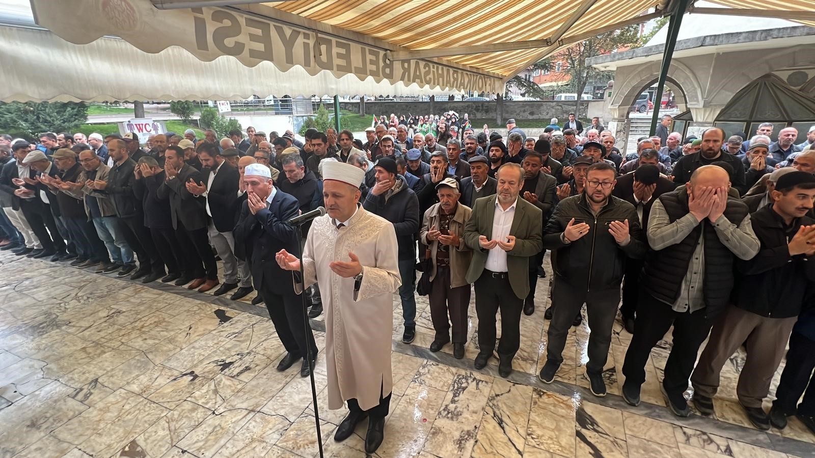 İSRAİL VAHŞETİNDE ÖLENLER İÇİN GIYABİ CENAZE NAMAZI KILINDI