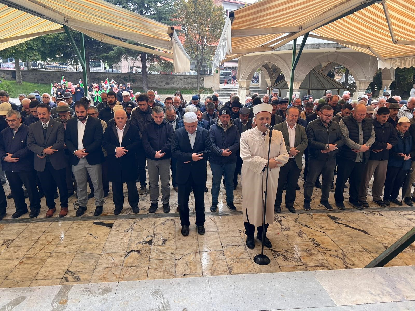 İSRAİL VAHŞETİNDE ÖLENLER İÇİN GIYABİ CENAZE NAMAZI KILINDI