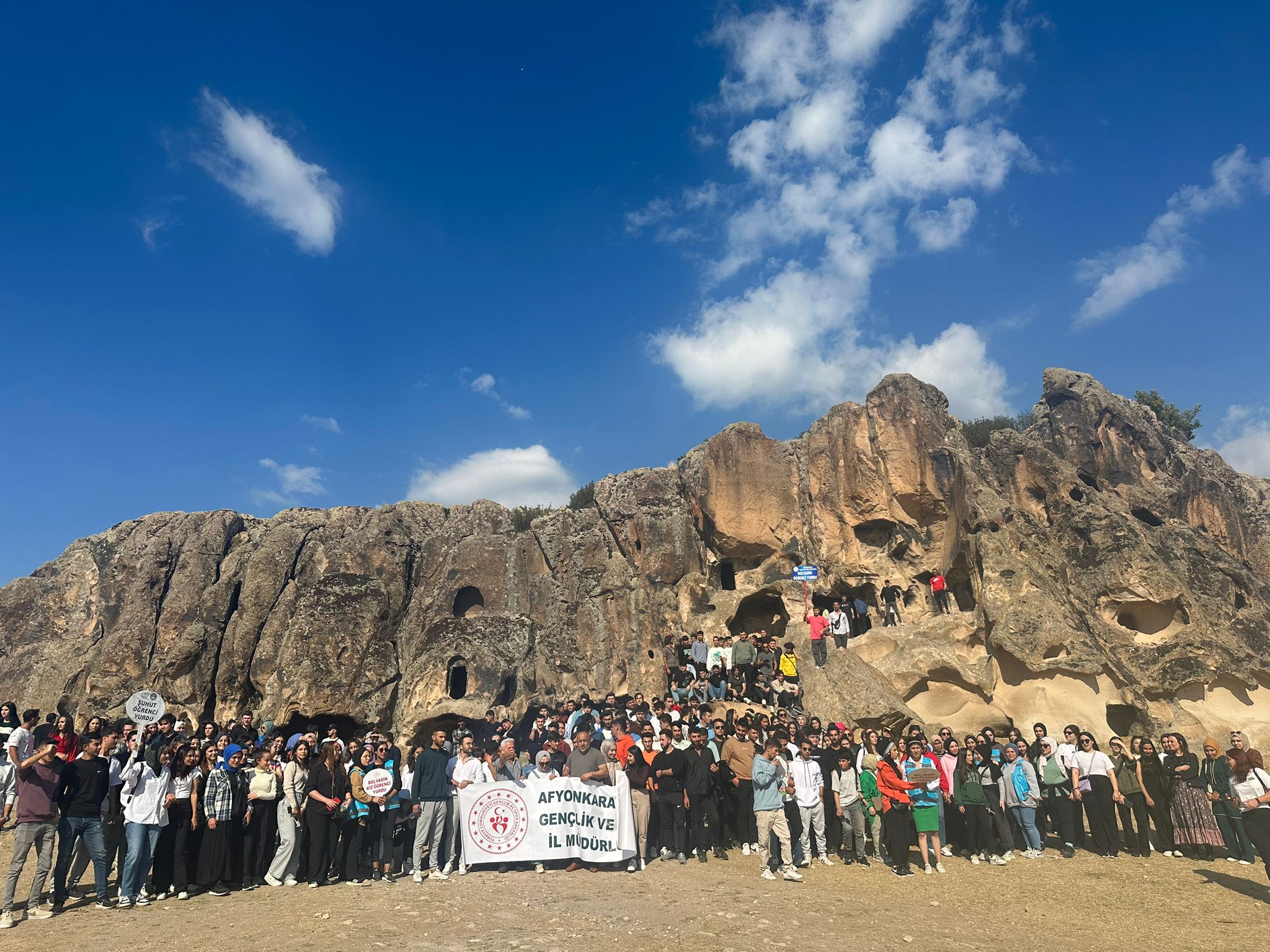 AFYONKARAHİSARLI ÖĞRENCİLER TARİHİ KASABADA BİR ARAYA GELDİLER