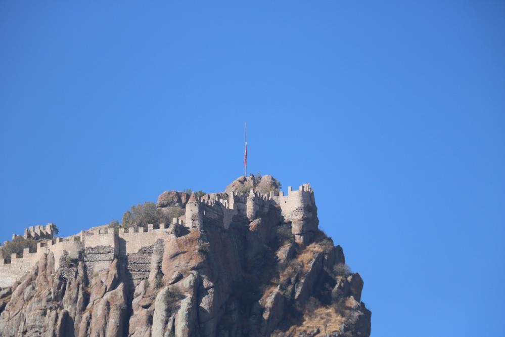 TÜRK BAYRAĞI FİLİSTİN İÇİN YARIYA İNDİRİLDİ