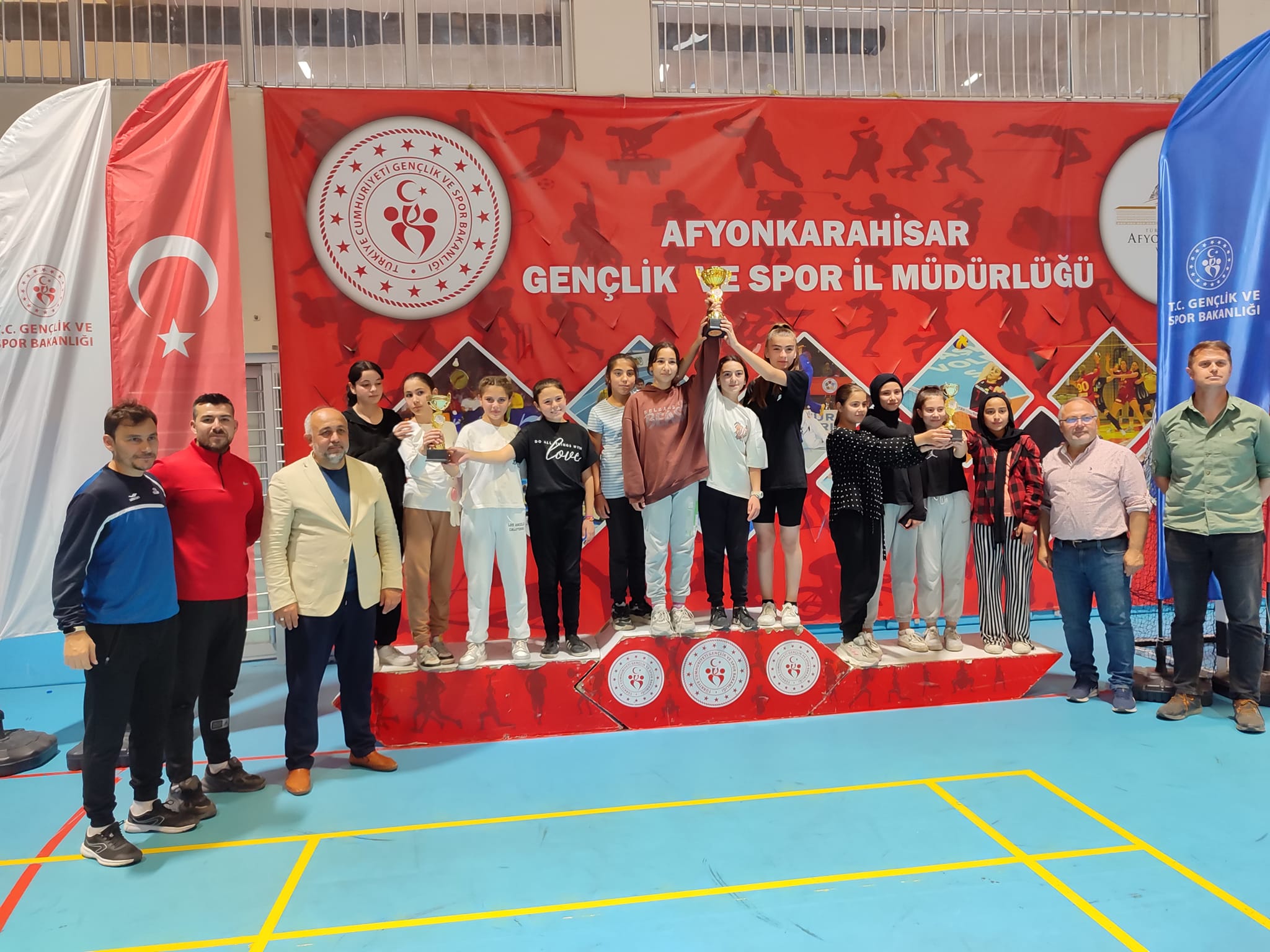 GENÇLERE 5 KATEGORİDEN 5 KUPA