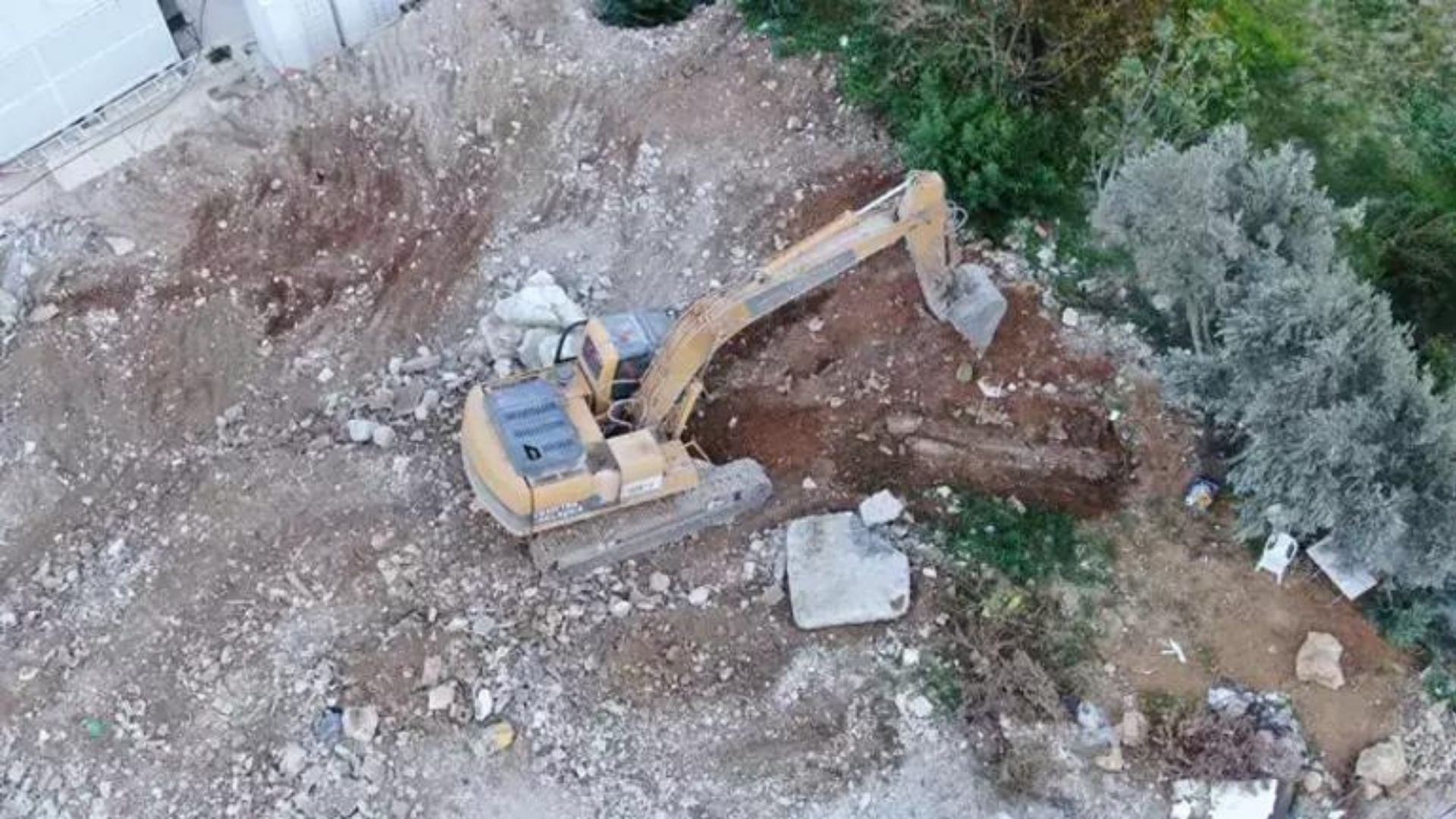 YIKILAN EVİNİN YERİNE YENİ YUVASINI KURACAK