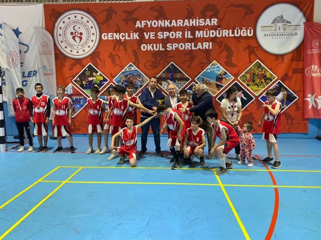 FİLENİN ŞAMPİYONLARI KUPALARINI ALDI