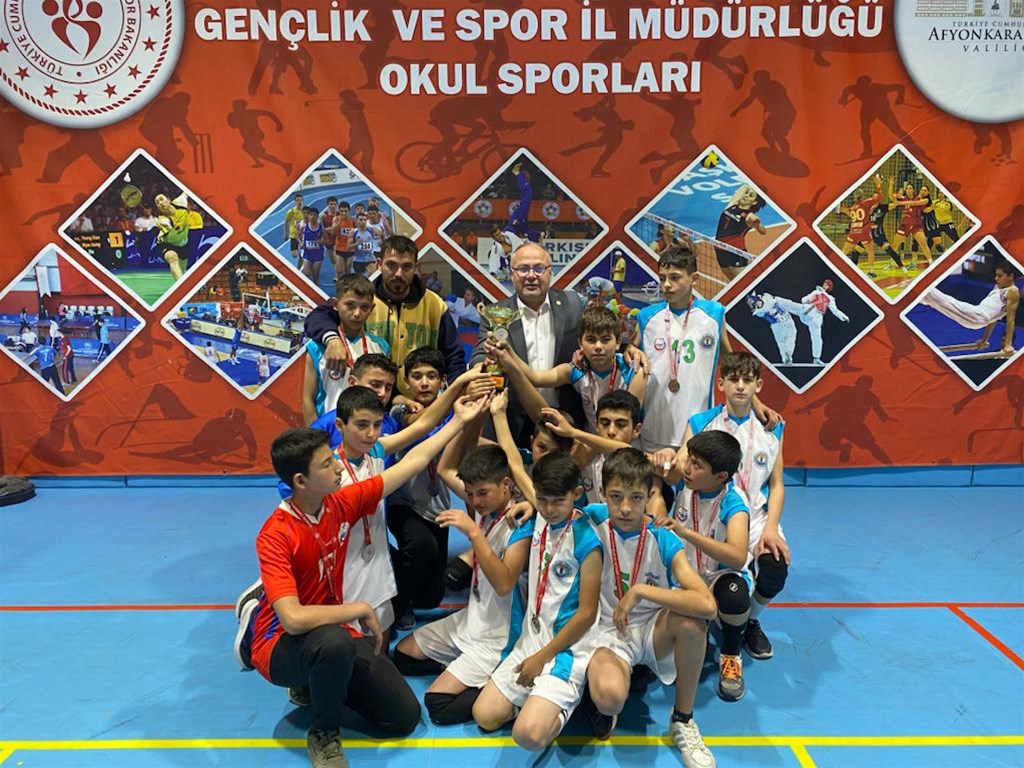 FİLENİN ŞAMPİYONLARI KUPALARINI ALDI