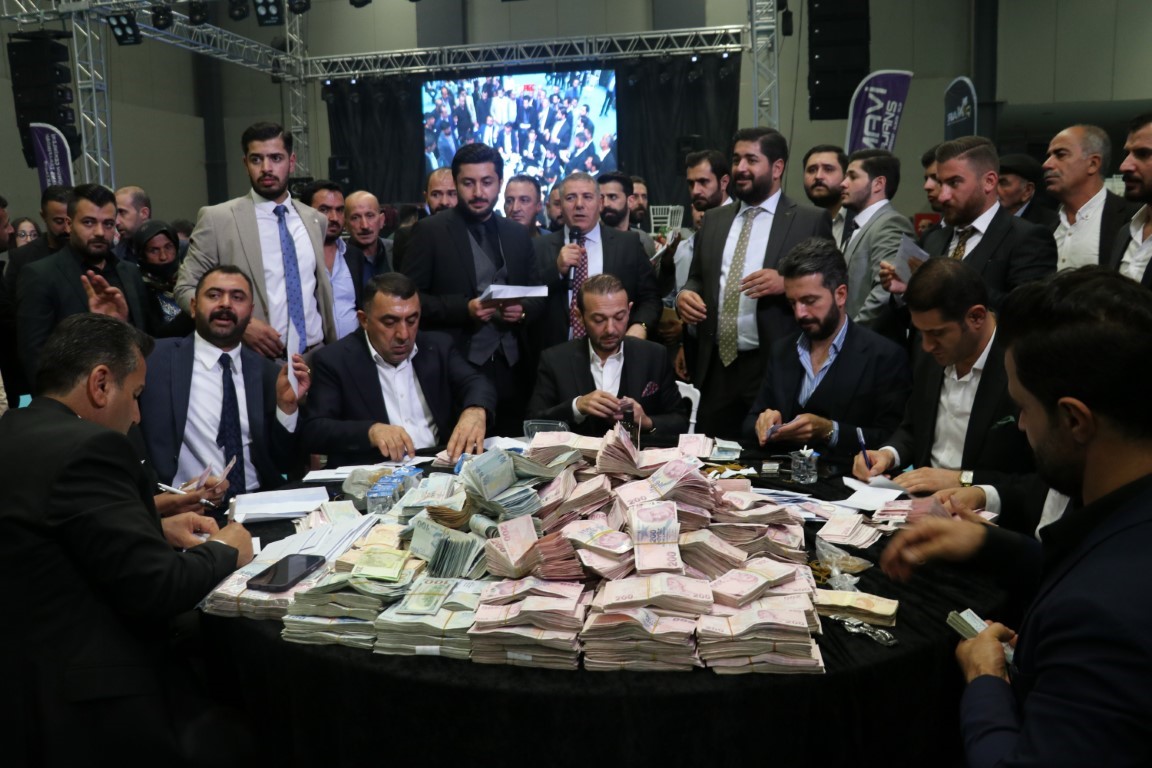 DAMADA 10 MİLYON TL, GELİNE İSE KİLOLARCA ALTIN TAKILDI