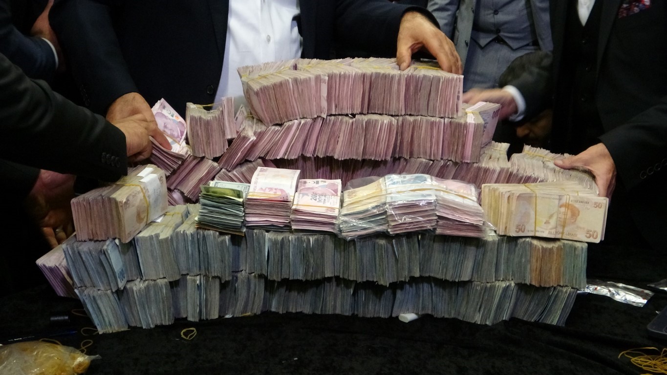DAMADA 10 MİLYON TL, GELİNE İSE KİLOLARCA ALTIN TAKILDI