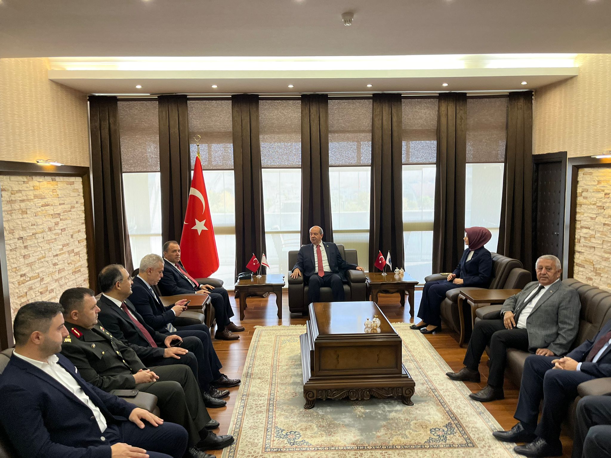 ERSİN TATAR REKTÖRLÜK BİNASINI ZİYARET ETTİ