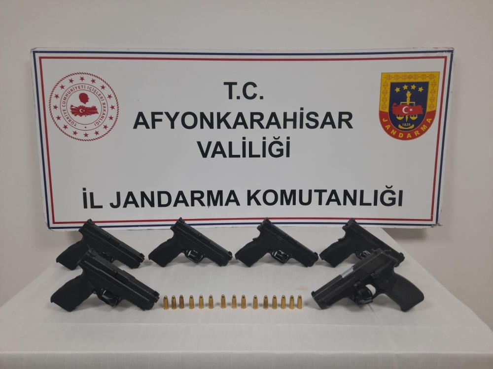ARABAYA ZULALANAN RUHSATSIZ SİLAHLAR YAKALANDI